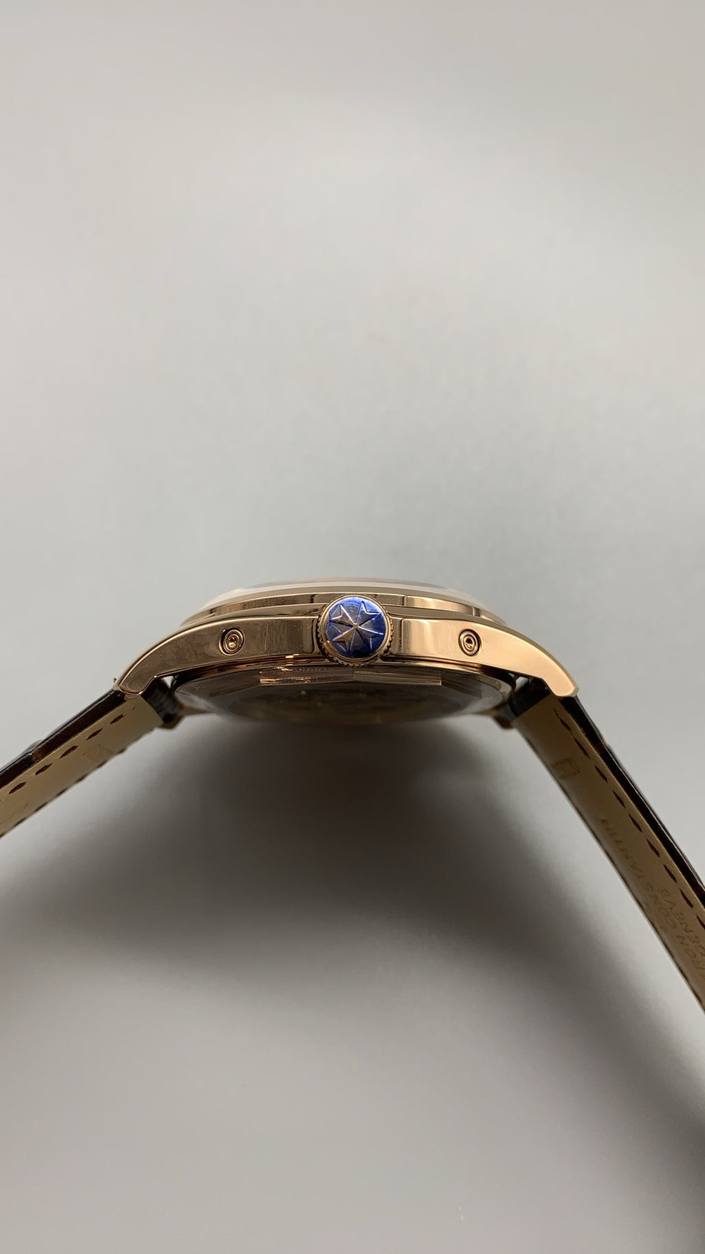 Vacheron Constantin Fiftysix Complete Calendar | 40MM | ตัวเรือนสแตนเลสสตีลเคลือบสีโรสโกลด์แบบ PVD | หน้าปัดสีเงิน | ปฏิทินเต็มรูปแบบ + ข้างขึ้นข้างแรม | กลไกอัตโนมัติ Cal.2460 QCL/1