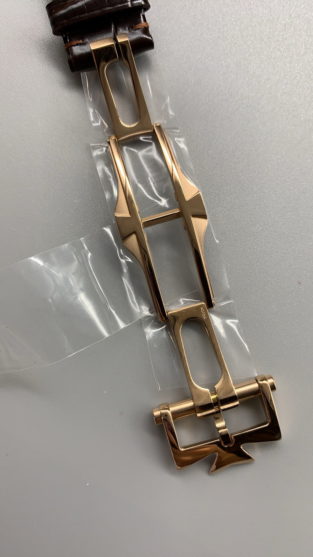 Vacheron Constantin Fiftysix Complete Calendar | 40MM | ตัวเรือนสแตนเลสสตีลเคลือบสีโรสโกลด์แบบ PVD | หน้าปัดสีเงิน | ปฏิทินเต็มรูปแบบ + ข้างขึ้นข้างแรม | กลไกอัตโนมัติ Cal.2460 QCL/1