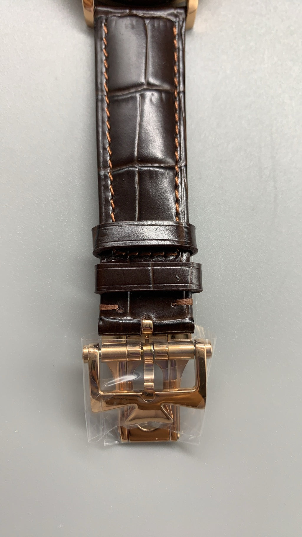 Vacheron Constantin Patrimony Complete Calendar | 41MM | ตัวเรือนสแตนเลสสตีลเคลือบสีโรสโกลด์แบบ PVD | หน้าปัดสีครีม | ปฏิทินเต็มรูปแบบ + ข้างขึ้นข้างแรม | กลไกอัตโนมัติ Cal.2460 QCL