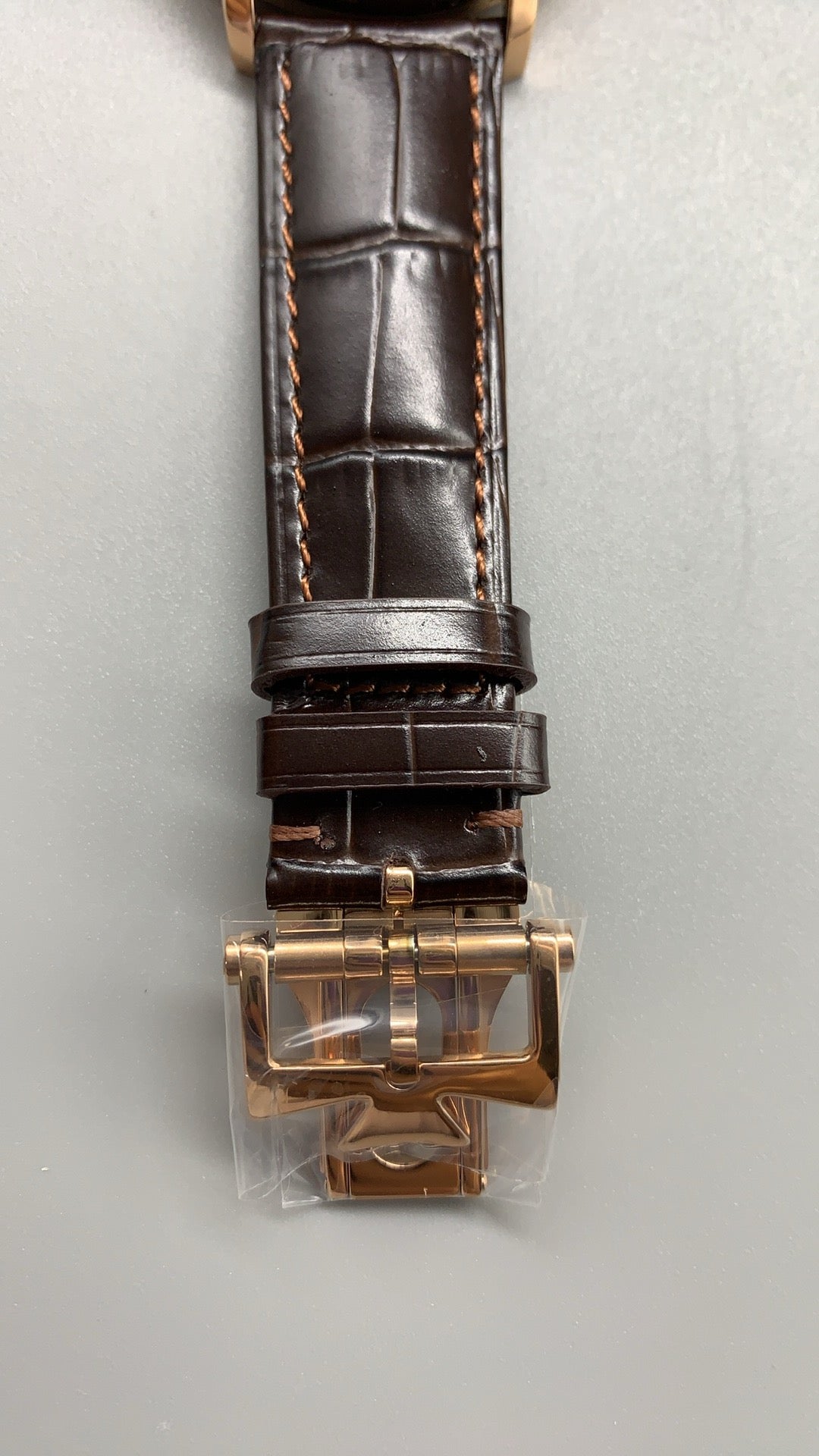 Vacheron Constantin Patrimony Complete Calendar | 41MM | ตัวเรือนสแตนเลสสตีลเคลือบสีโรสโกลด์แบบ PVD | หน้าปัดสีครีม | ปฏิทินเต็มรูปแบบ + ข้างขึ้นข้างแรม | กลไกอัตโนมัติ Cal.2460 QCL