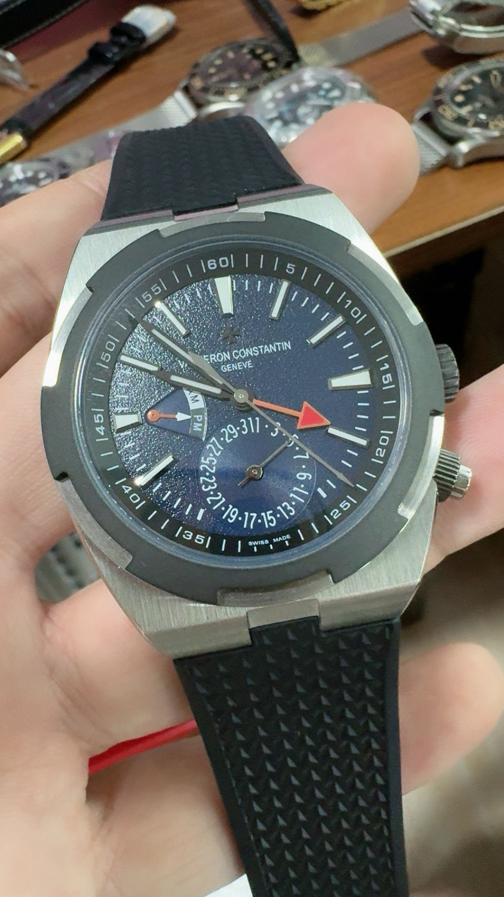 Vacheron Constantin Overseas Dual Time 7900V | 41MM | ตัวเรือนสแตนเลสสตีล | ฟังก์ชันเวลา 2 เขต | หน้าปัดสีน้ำเงิน | กลไกอัตโนมัติ Cal.5110 DT