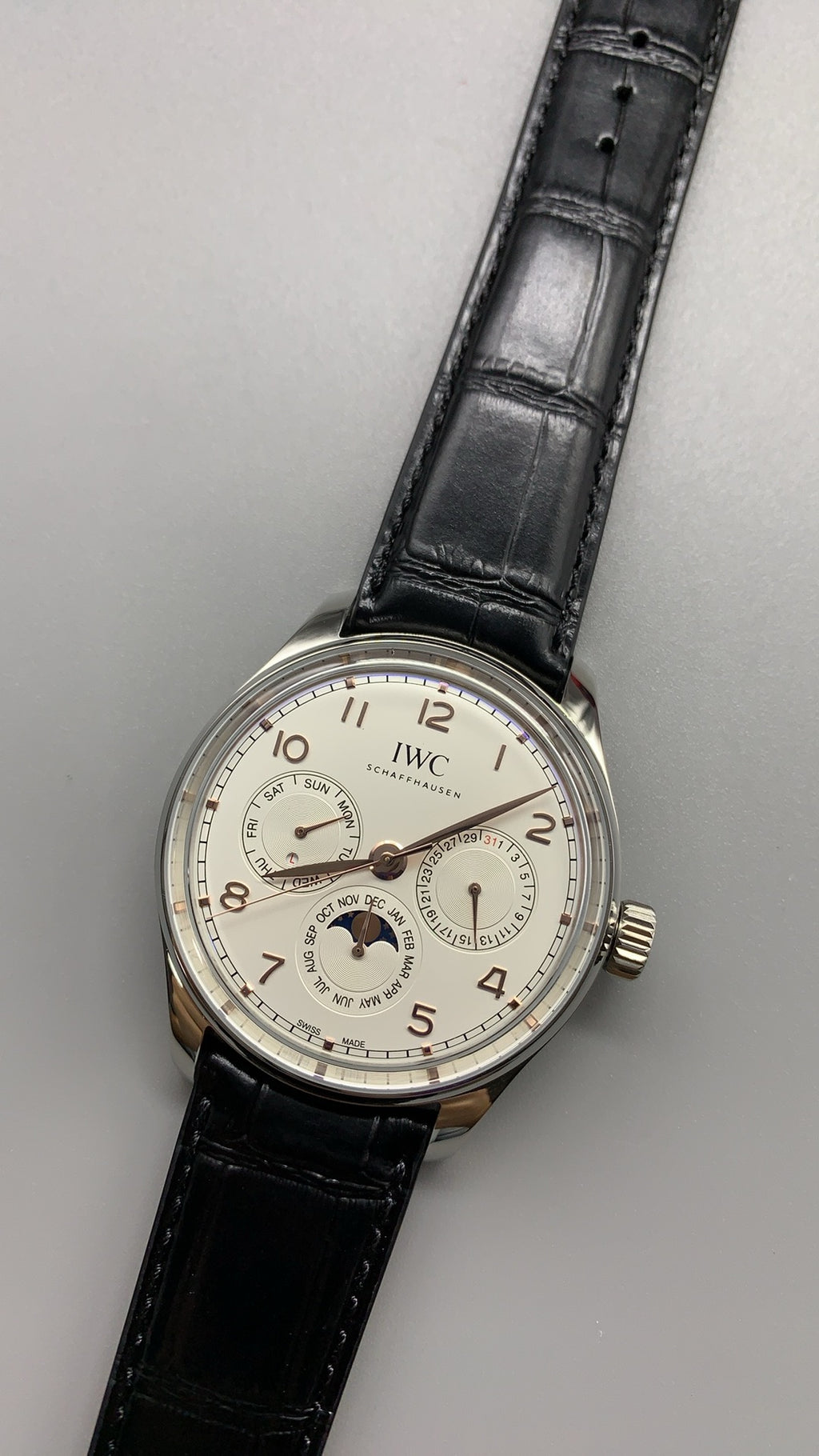 IWC Portugieser Perpetual Calendar 42 | 42MM | ตัวเรือนสแตนเลสสตีล | ฟังก์ชันปฏิทินถาวร | หน้าปัดสีขาว | สายหนังจระเข้สีดำ | กลไกอัตโนมัติ Cal.82650