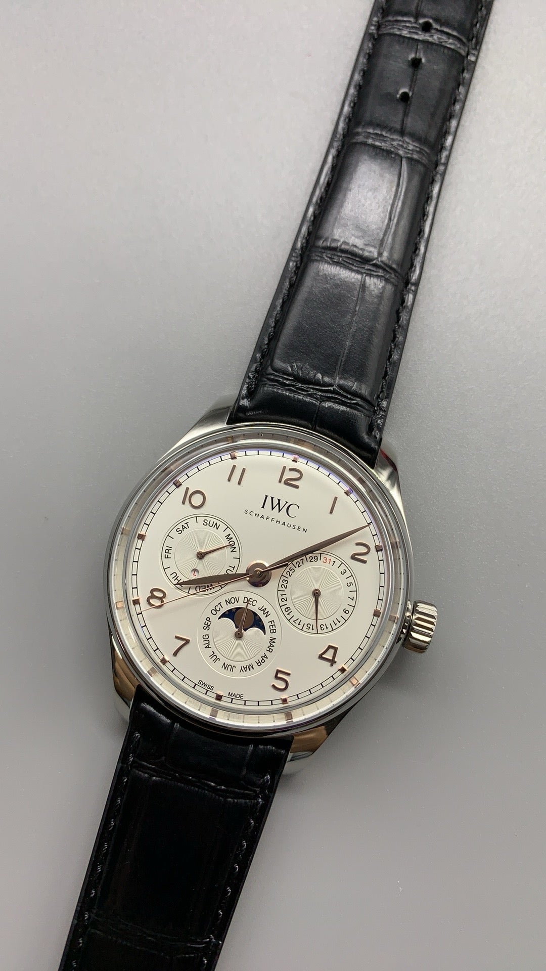 IWC Portugieser Perpetual Calendar 42 | 42MM | ตัวเรือนสแตนเลสสตีล | ฟังก์ชันปฏิทินถาวร | หน้าปัดสีขาว | สายหนังจระเข้สีดำ | กลไกอัตโนมัติ Cal.82650