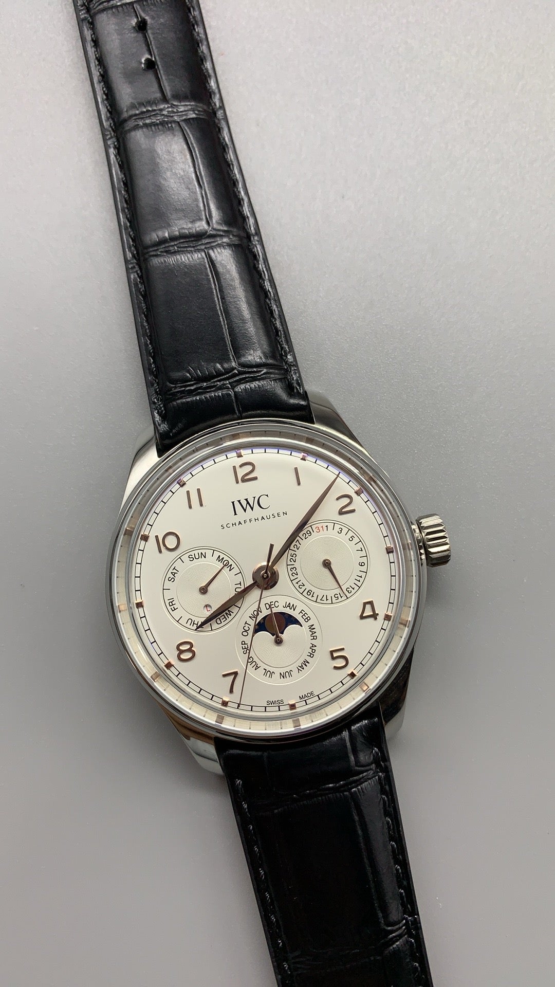 IWC Portugieser Perpetual Calendar 42 | 42MM | ตัวเรือนสแตนเลสสตีล | ฟังก์ชันปฏิทินถาวร | หน้าปัดสีขาว | สายหนังจระเข้สีดำ | กลไกอัตโนมัติ Cal.82650