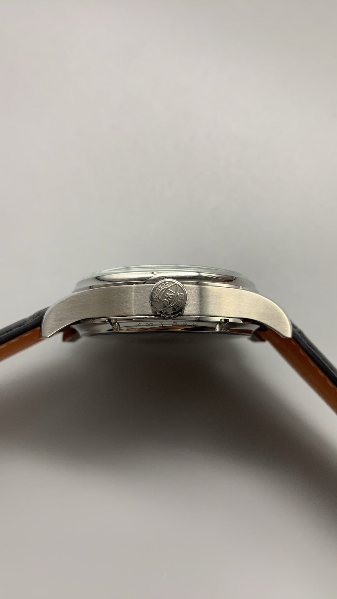 IWC Portugieser Perpetual Calendar 42 | 42MM | ตัวเรือนสแตนเลสสตีล | ฟังก์ชันปฏิทินถาวร | หน้าปัดสีขาว | สายหนังจระเข้สีดำ | กลไกอัตโนมัติ Cal.82650