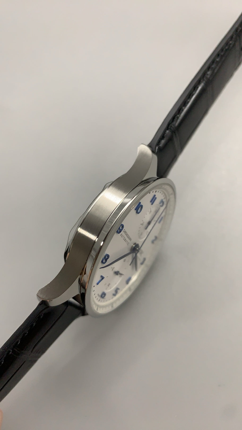 IWC Portugieser Chronograph | 41MM | ตัวเรือนสแตนเลสสตีล | ฟังก์ชันจับเวลา | หน้าปัดสีขาว | สายหนังจระเข้สีน้ำเงิน | กลไกอัตโนมัติ Cal.69355