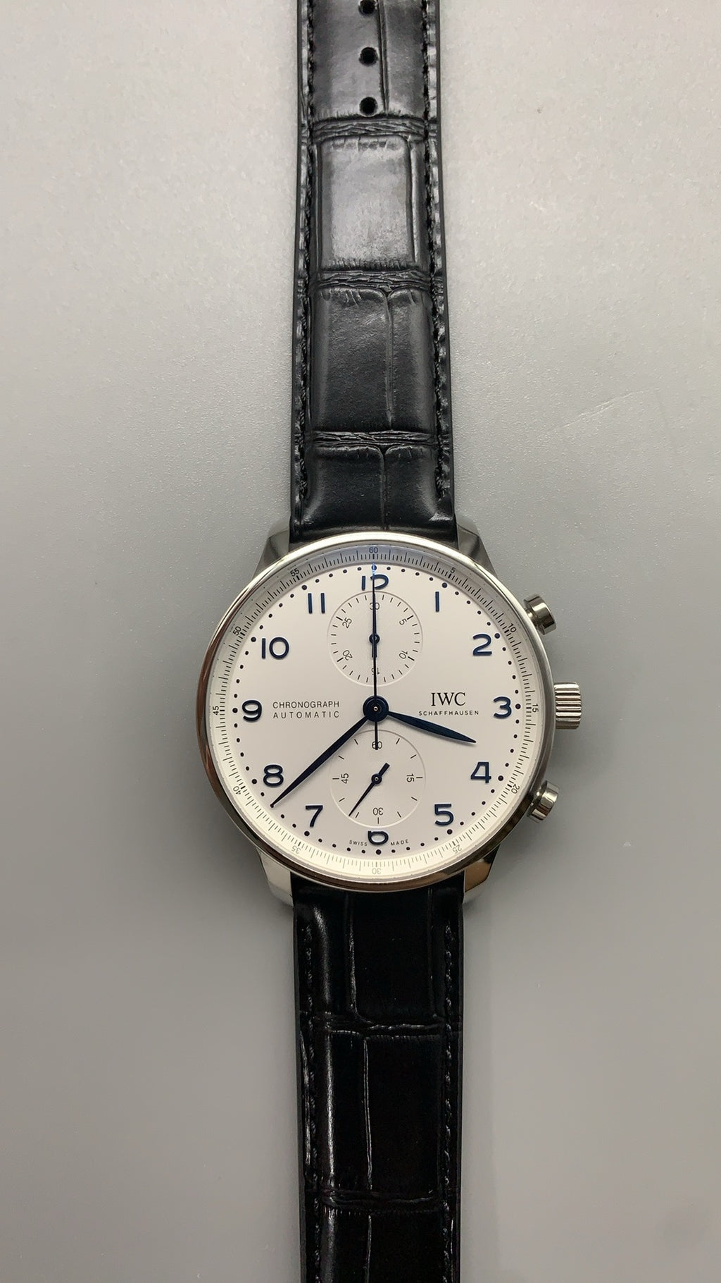 IWC Portugieser Chronograph | 41MM | ตัวเรือนสแตนเลสสตีล | ฟังก์ชันจับเวลา | หน้าปัดสีขาว | สายหนังจระเข้สีน้ำเงิน | กลไกอัตโนมัติ Cal.69355