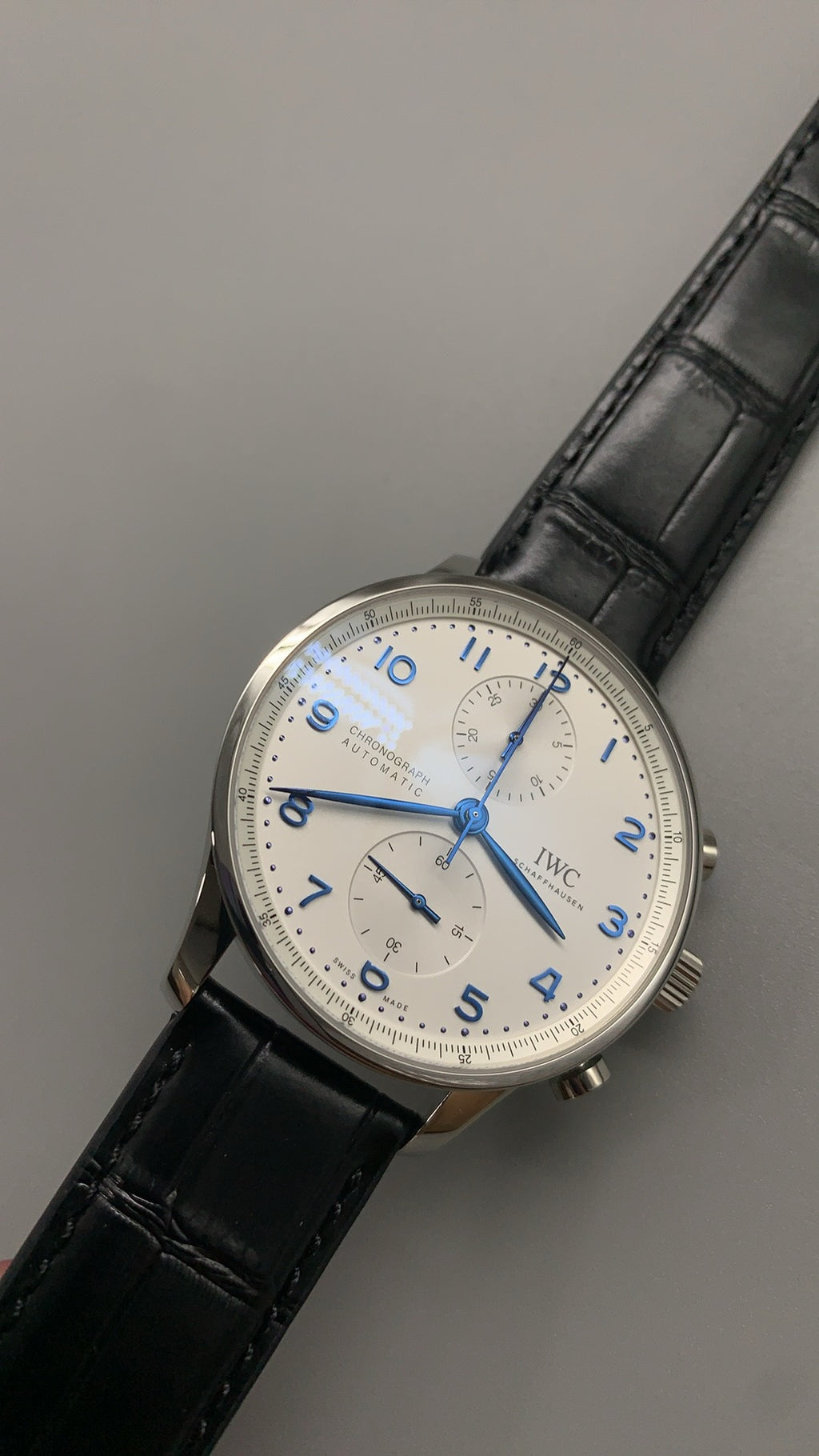 IWC Portugieser Chronograph | 41MM | ตัวเรือนสแตนเลสสตีล | ฟังก์ชันจับเวลา | หน้าปัดสีขาว | สายหนังจระเข้สีน้ำเงิน | กลไกอัตโนมัติ Cal.69355