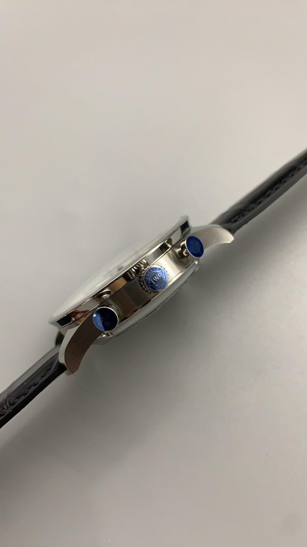 IWC Portugieser Chronograph | 41MM | ตัวเรือนสแตนเลสสตีล | ฟังก์ชันจับเวลา | หน้าปัดสีขาว | สายหนังจระเข้สีน้ำเงิน | กลไกอัตโนมัติ Cal.69355