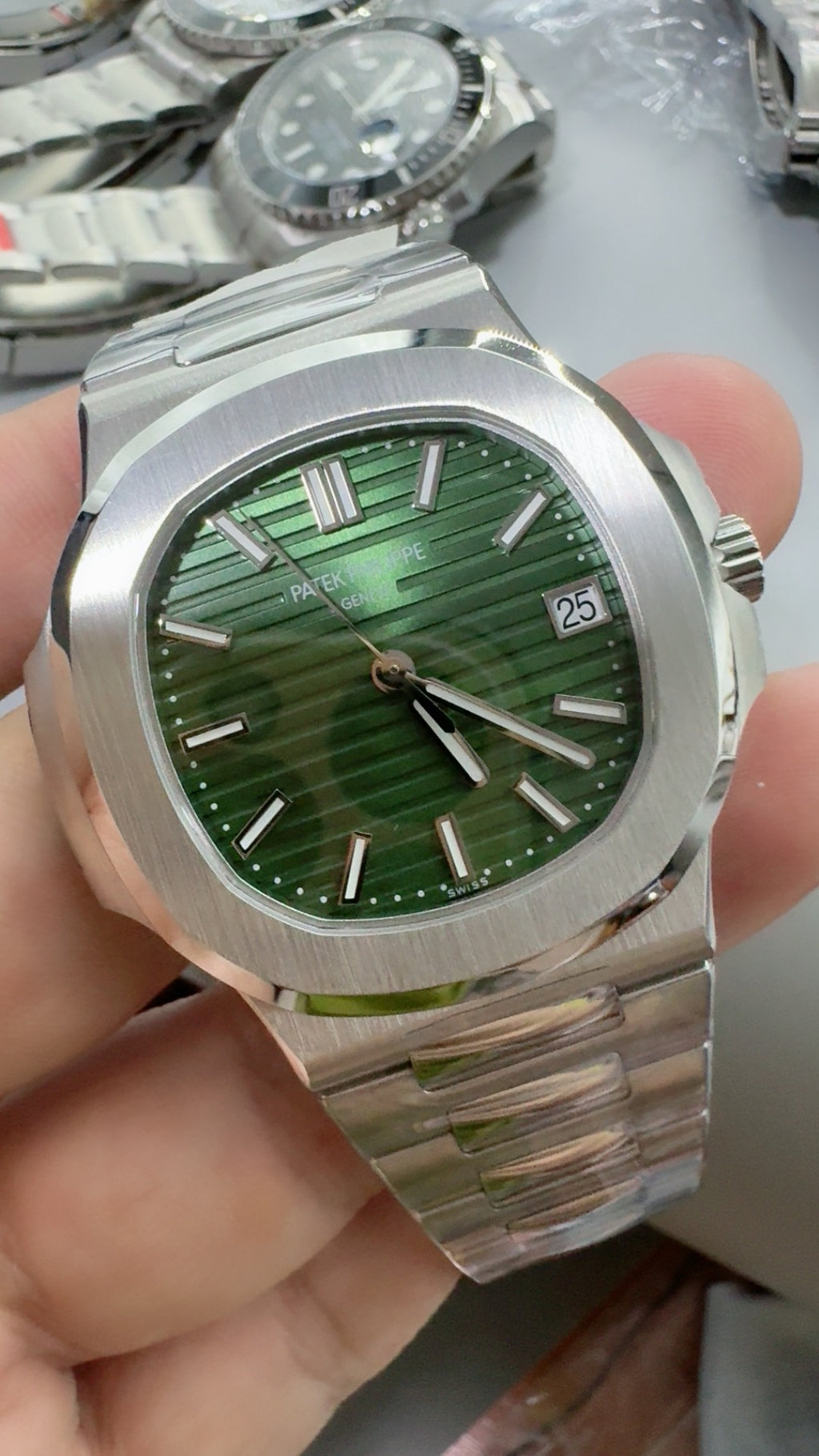 Patek Philippe Nautilus 5711 | 40MM | หน้าปัดสีเขียวลายริ้ว | กลไกอัตโนมัติ Cal.324 S C
