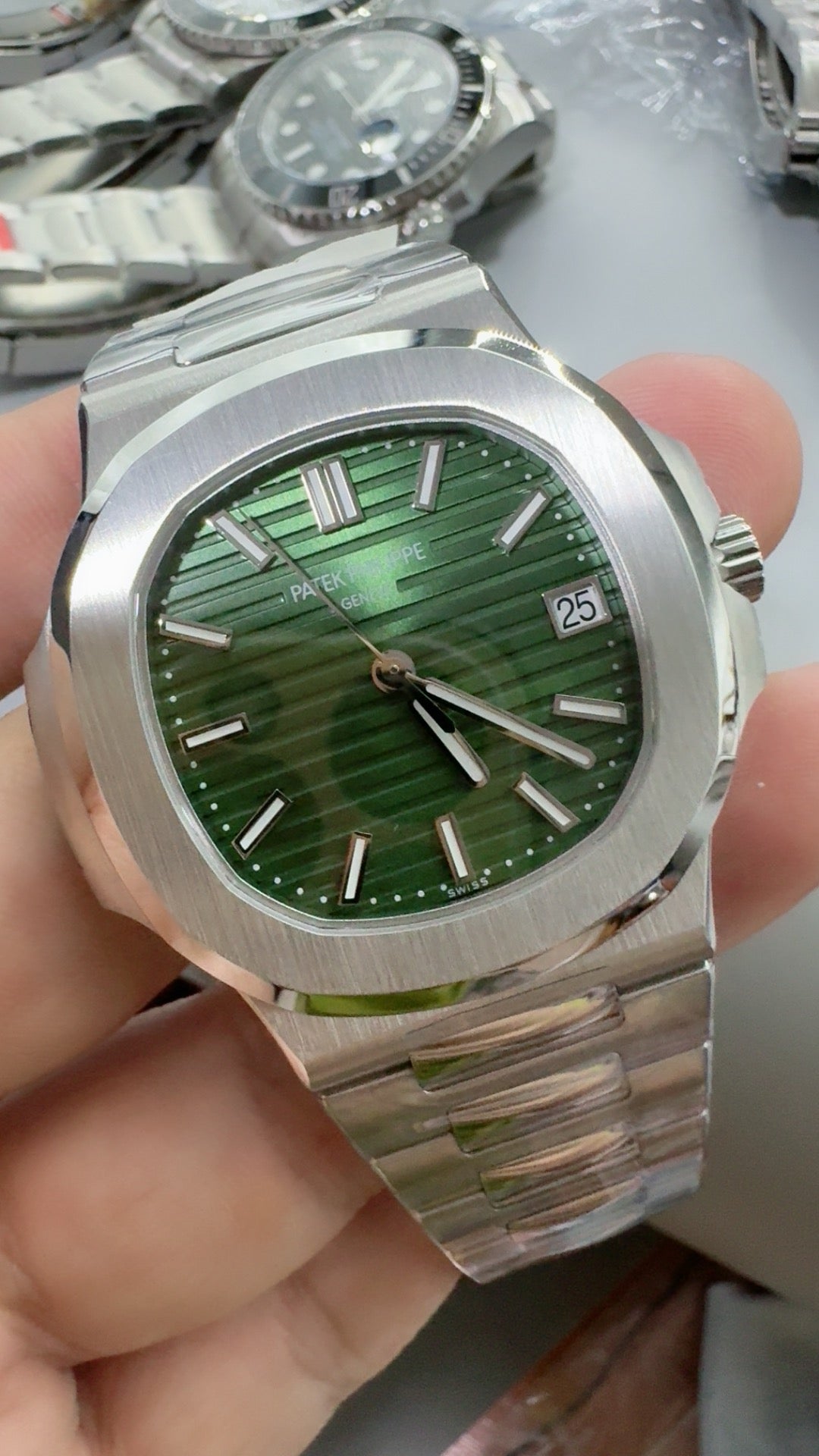 Patek Philippe Nautilus 5711 | 40MM | หน้าปัดสีเขียวลายริ้ว | กลไกอัตโนมัติ Cal.324 S C