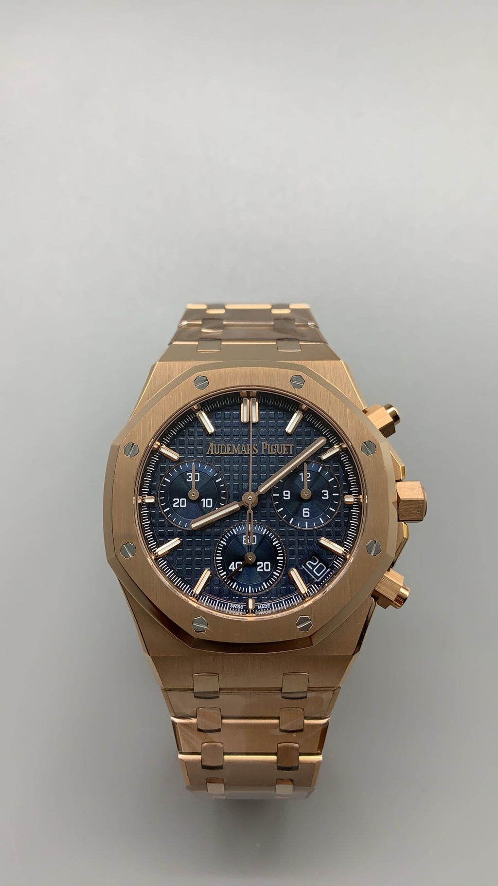 Audemars Piguet Royal Oak 26240 | 41MM | ตัวเรือนสแตนเลสสตีลเคลือบสีโรสโกลด์ PVD | หน้าปัดสีน้ำเงิน | จับเวลา Chronograph | กลไกอัตโนมัติ Cal.4401