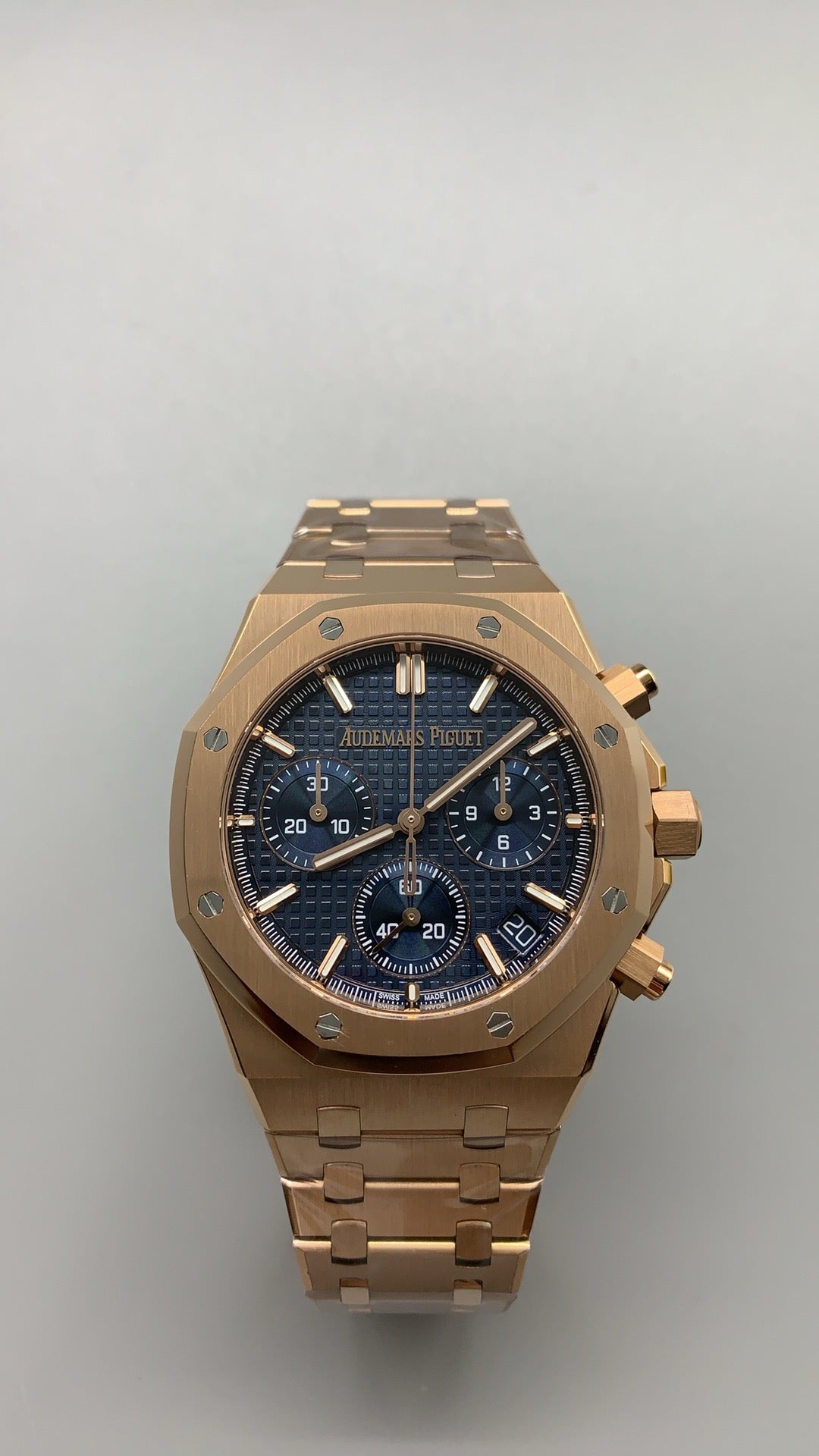 Audemars Piguet Royal Oak 26240 | 41MM | ตัวเรือนสแตนเลสสตีลเคลือบสีโรสโกลด์ PVD | หน้าปัดสีน้ำเงิน | จับเวลา Chronograph | กลไกอัตโนมัติ Cal.4401
