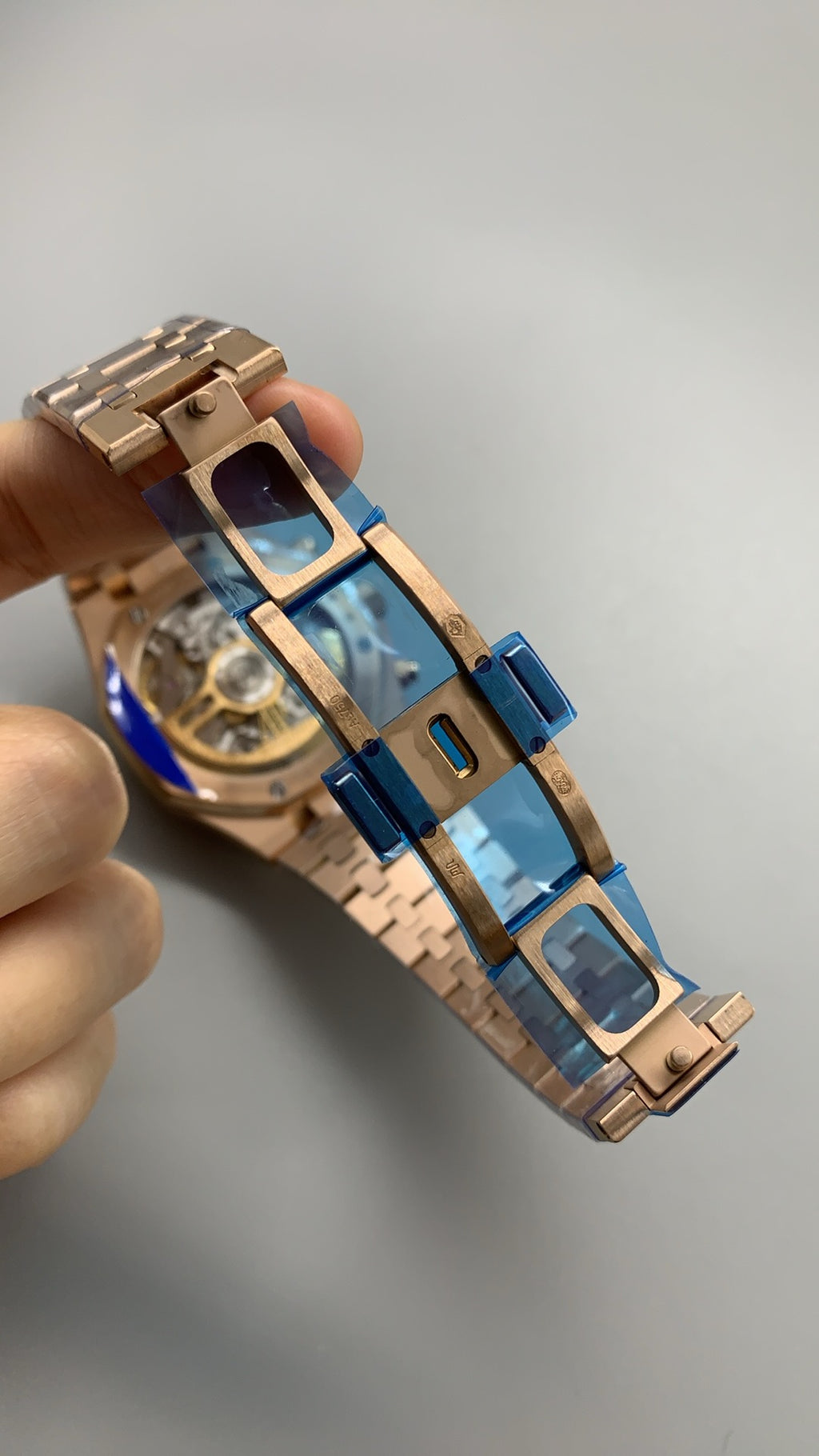 Audemars Piguet Royal Oak 26240 | 41MM | ตัวเรือนสแตนเลสสตีลเคลือบสีโรสโกลด์ PVD | หน้าปัดสีน้ำเงิน | จับเวลา Chronograph | กลไกอัตโนมัติ Cal.4401