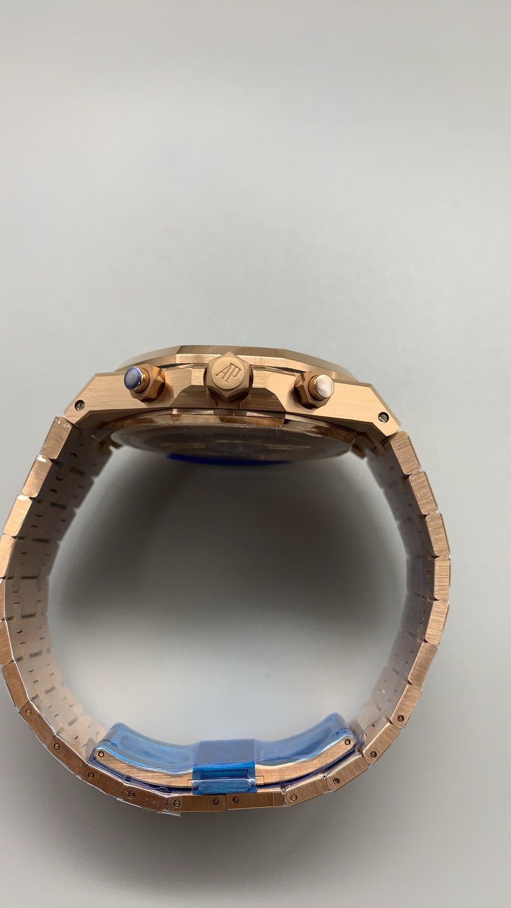 Audemars Piguet Royal Oak 26240 | 41MM | ตัวเรือนสแตนเลสสตีลเคลือบสีโรสโกลด์ PVD | หน้าปัดสีน้ำเงิน | จับเวลา Chronograph | กลไกอัตโนมัติ Cal.4401