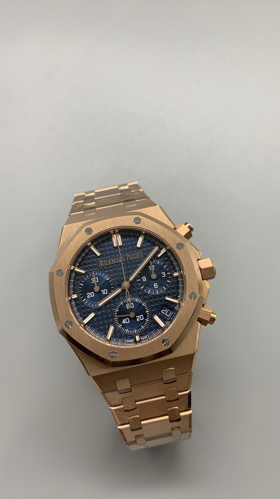 Audemars Piguet Royal Oak 26240 | 41MM | ตัวเรือนสแตนเลสสตีลเคลือบสีโรสโกลด์ PVD | หน้าปัดสีน้ำเงิน | จับเวลา Chronograph | กลไกอัตโนมัติ Cal.4401
