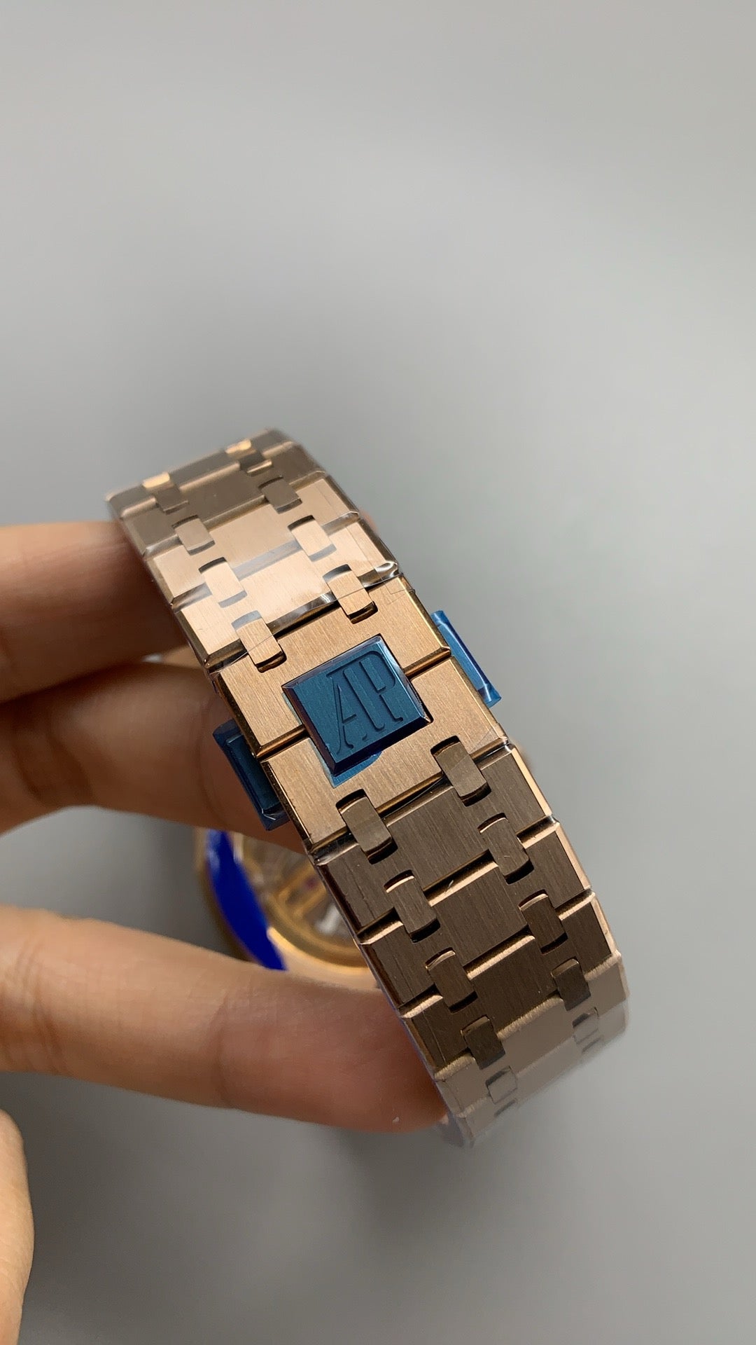 Audemars Piguet Royal Oak 26240 | 41MM | ตัวเรือนสแตนเลสสตีลเคลือบสีโรสโกลด์ PVD | หน้าปัดสีน้ำเงิน | จับเวลา Chronograph | กลไกอัตโนมัติ Cal.4401