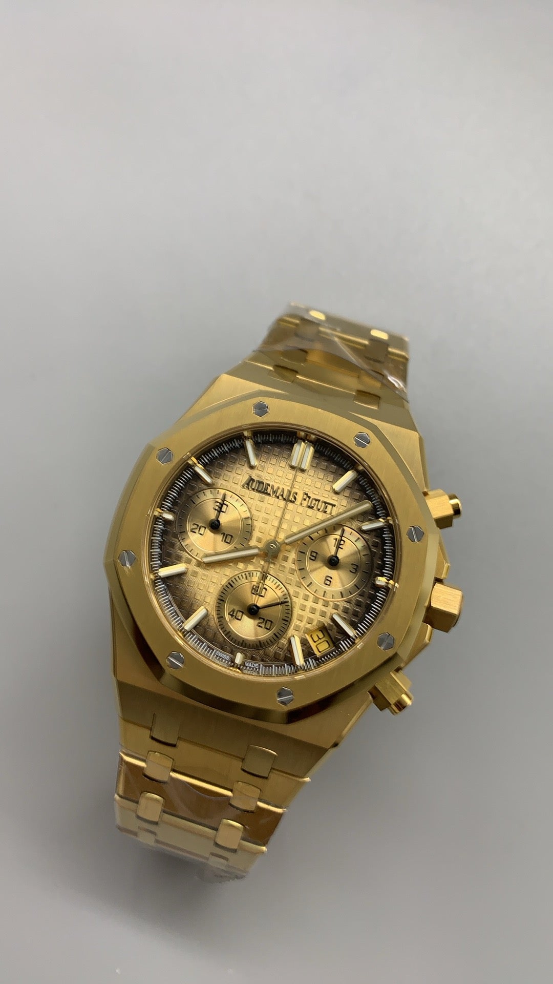 Audemars Piguet Royal Oak 26240 | 41MM | ตัวเรือนสแตนเลสสตีลเคลือบสีทองแบบ PVD | หน้าปัดสีดำไล่เฉดควันทอง (Smoked Black) | จับเวลา Chronograph | กลไกอัตโนมัติ Cal.4401