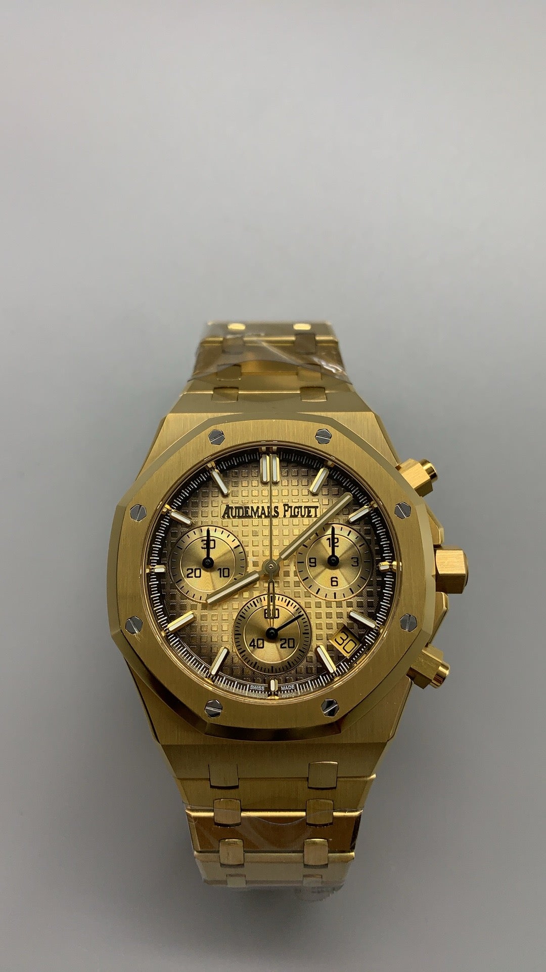Audemars Piguet Royal Oak 26240 | 41MM | ตัวเรือนสแตนเลสสตีลเคลือบสีทองแบบ PVD | หน้าปัดสีดำไล่เฉดควันทอง (Smoked Black) | จับเวลา Chronograph | กลไกอัตโนมัติ Cal.4401