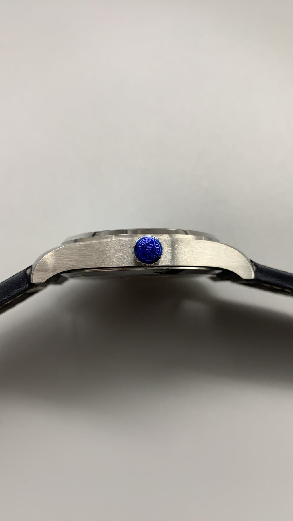 IWC Pilot's Watch Mark XX | 40MM | ตัวเรือนสแตนเลสสตีล | ฟังก์ชันวันที่ | หน้าปัดสีดำ | สายหนังวัวสีดำ | กลไกอัตโนมัติ Cal.32111