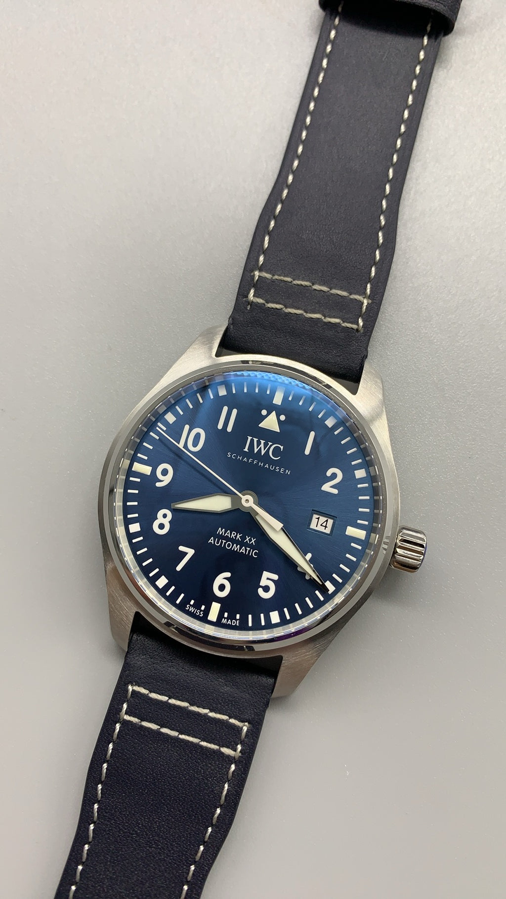 IWC Pilot's Watch Mark XX | 40MM | ตัวเรือนสแตนเลสสตีล | ฟังก์ชันวันที่ | หน้าปัดสีดำ | สายหนังวัวสีดำ | กลไกอัตโนมัติ Cal.32111