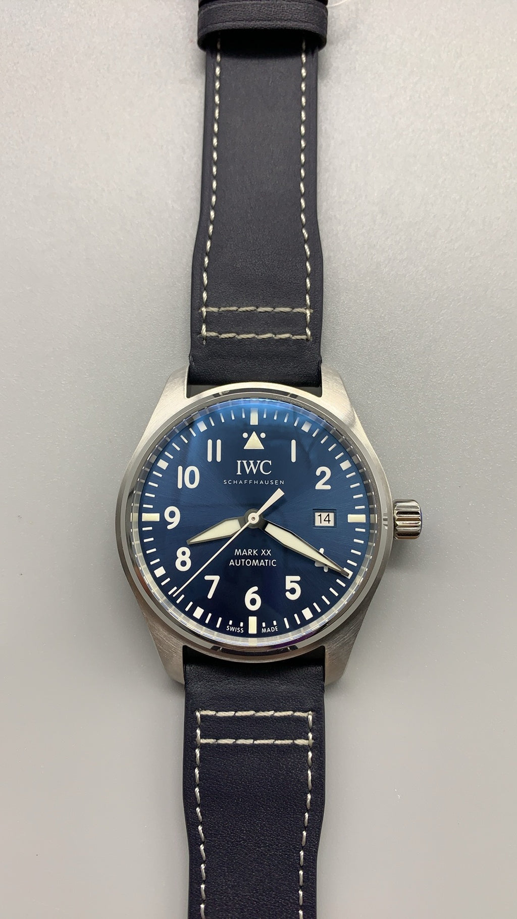 IWC Pilot's Watch Mark XX | 40MM | ตัวเรือนสแตนเลสสตีล | ฟังก์ชันวันที่ | หน้าปัดสีดำ | สายหนังวัวสีดำ | กลไกอัตโนมัติ Cal.32111