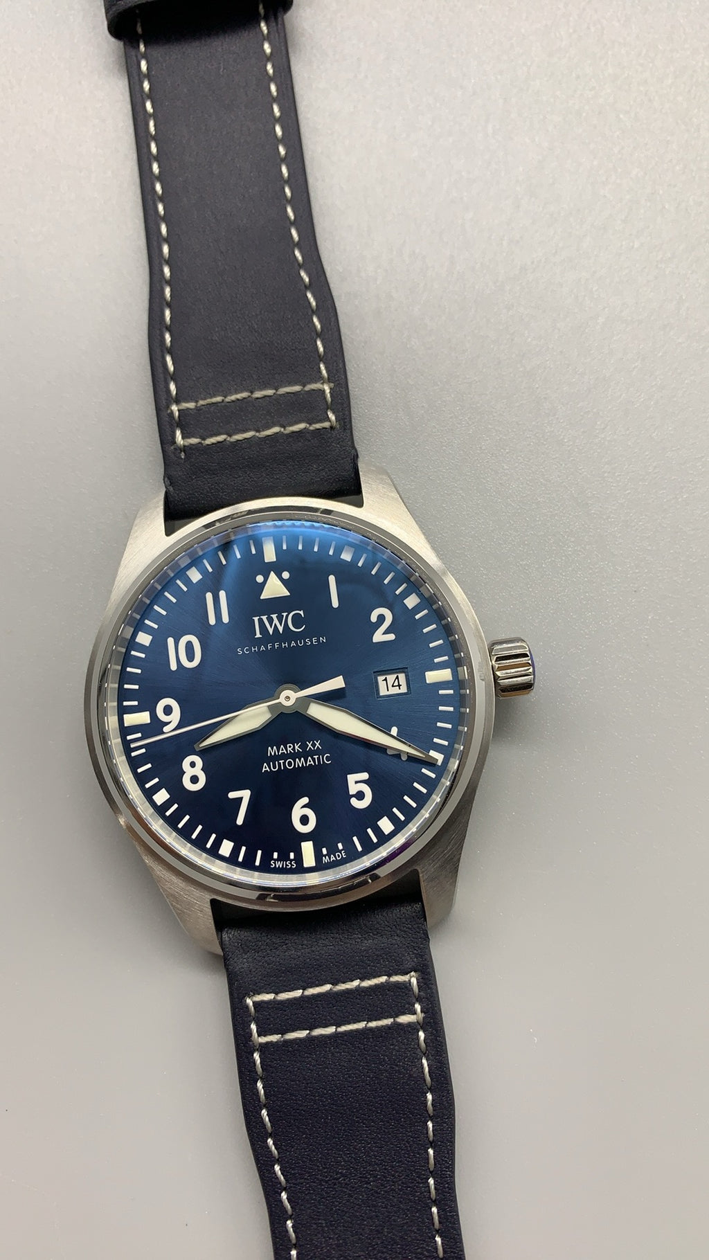 IWC Pilot's Watch Mark XX | 40MM | ตัวเรือนสแตนเลสสตีล | ฟังก์ชันวันที่ | หน้าปัดสีดำ | สายหนังวัวสีดำ | กลไกอัตโนมัติ Cal.32111