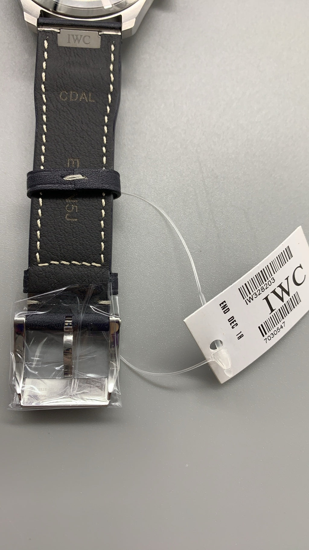 IWC Pilot's Watch Mark XX | 40MM | ตัวเรือนสแตนเลสสตีล | ฟังก์ชันวันที่ | หน้าปัดสีดำ | สายหนังวัวสีดำ | กลไกอัตโนมัติ Cal.32111