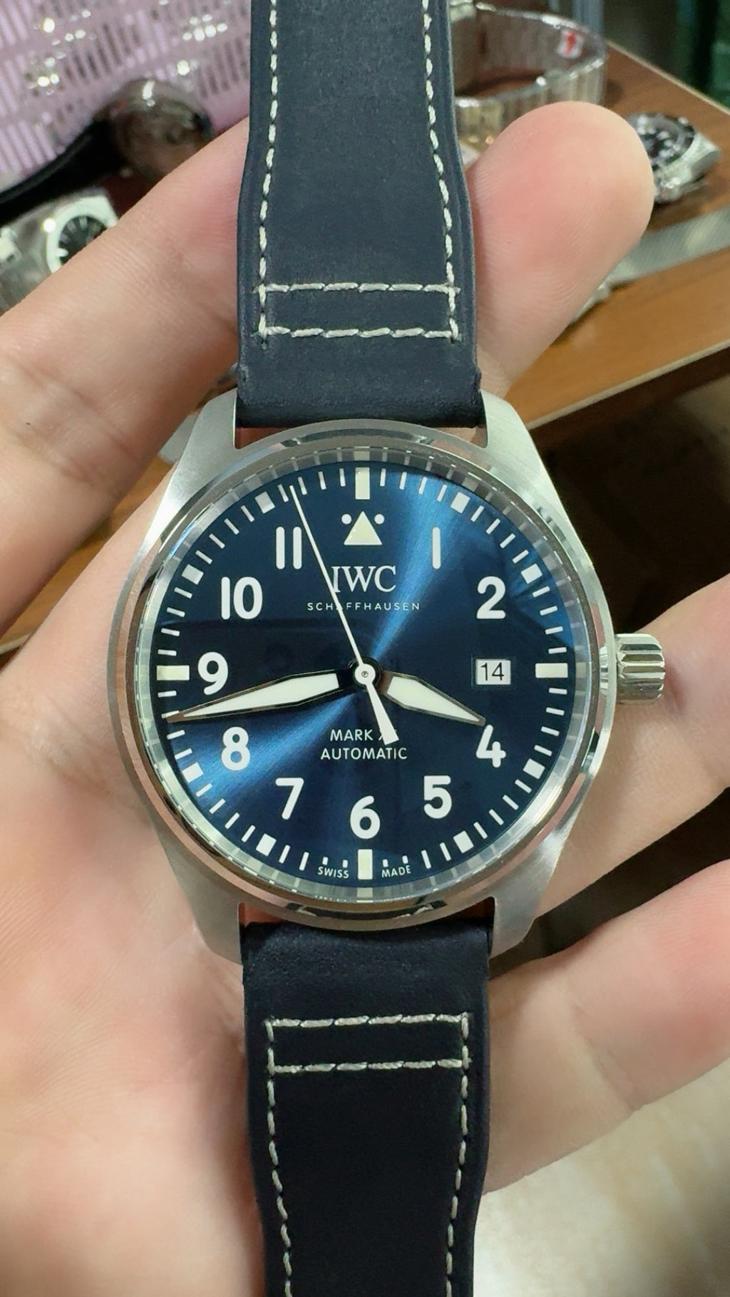 IWC Pilot's Watch Mark XX | 40MM | ตัวเรือนสแตนเลสสตีล | ฟังก์ชันวันที่ | หน้าปัดสีดำ | สายหนังวัวสีดำ | กลไกอัตโนมัติ Cal.32111