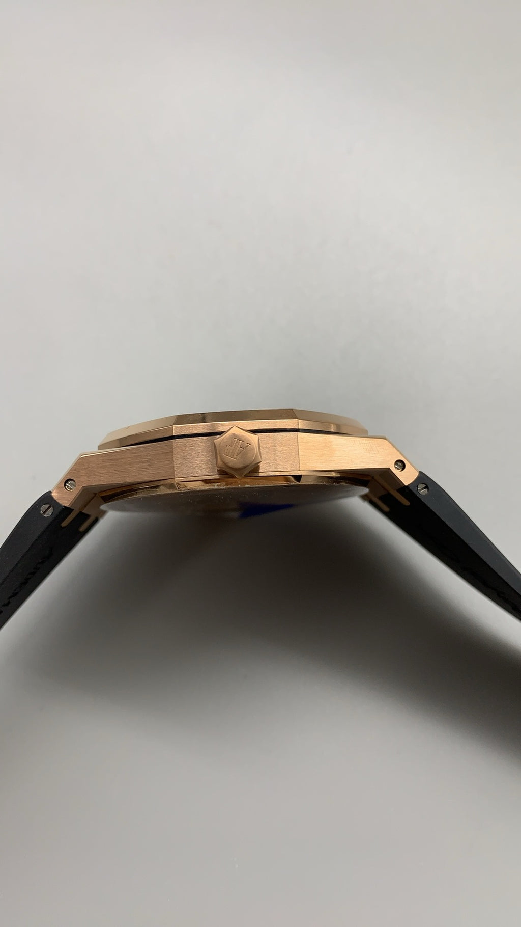 Audemars Piguet Royal Oak 15500 | 41MM | ตัวเรือนสแตนเลสสตีลเคลือบสีโรสโกลด์แบบ PVD | หน้าปัดสีดำ | สายยาง | กลไกอัตโนมัติ Cal.4302