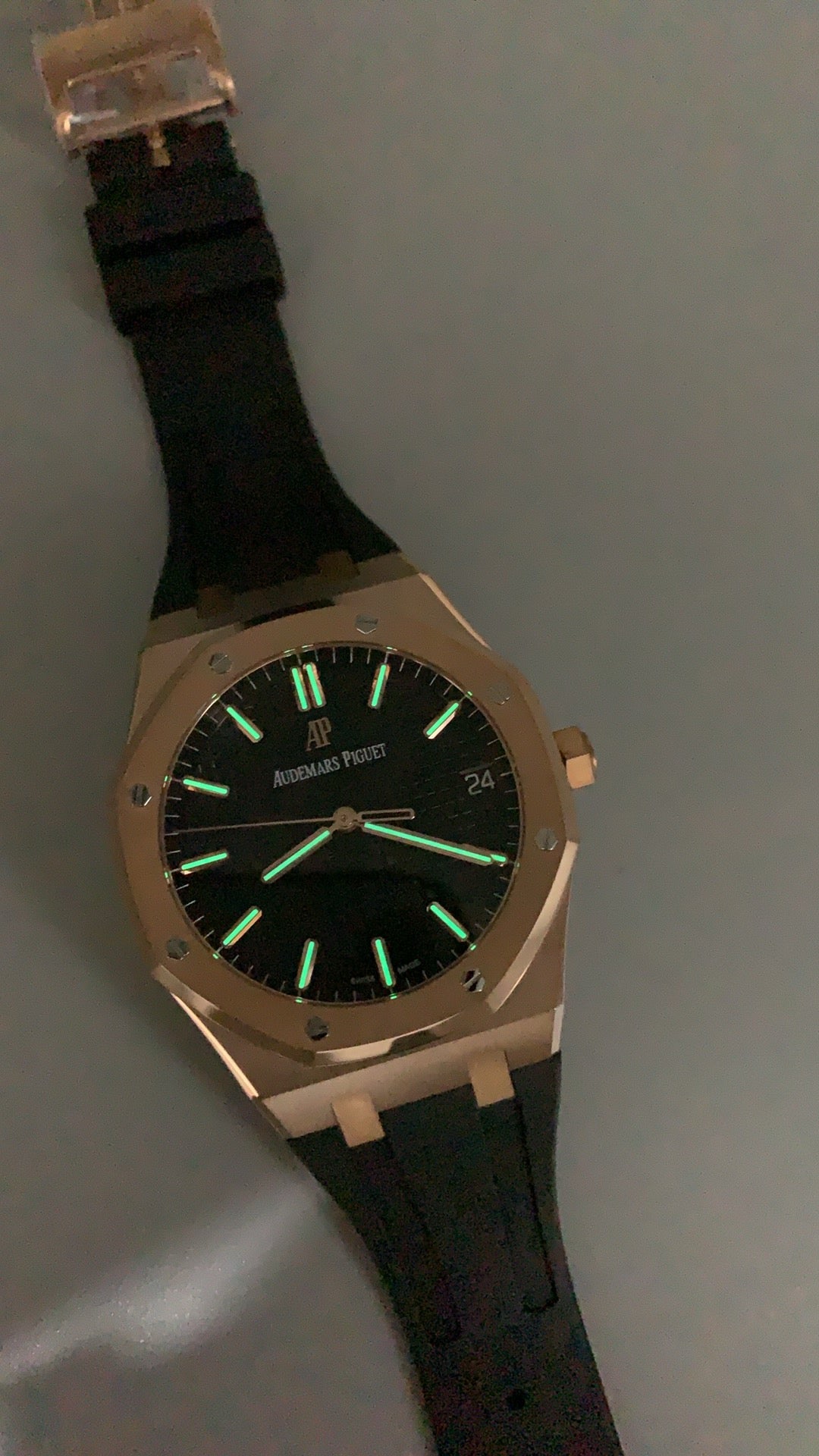 Audemars Piguet Royal Oak 15500 | 41MM | ตัวเรือนสแตนเลสสตีลเคลือบสีโรสโกลด์แบบ PVD | หน้าปัดสีดำ | สายยาง | กลไกอัตโนมัติ Cal.4302