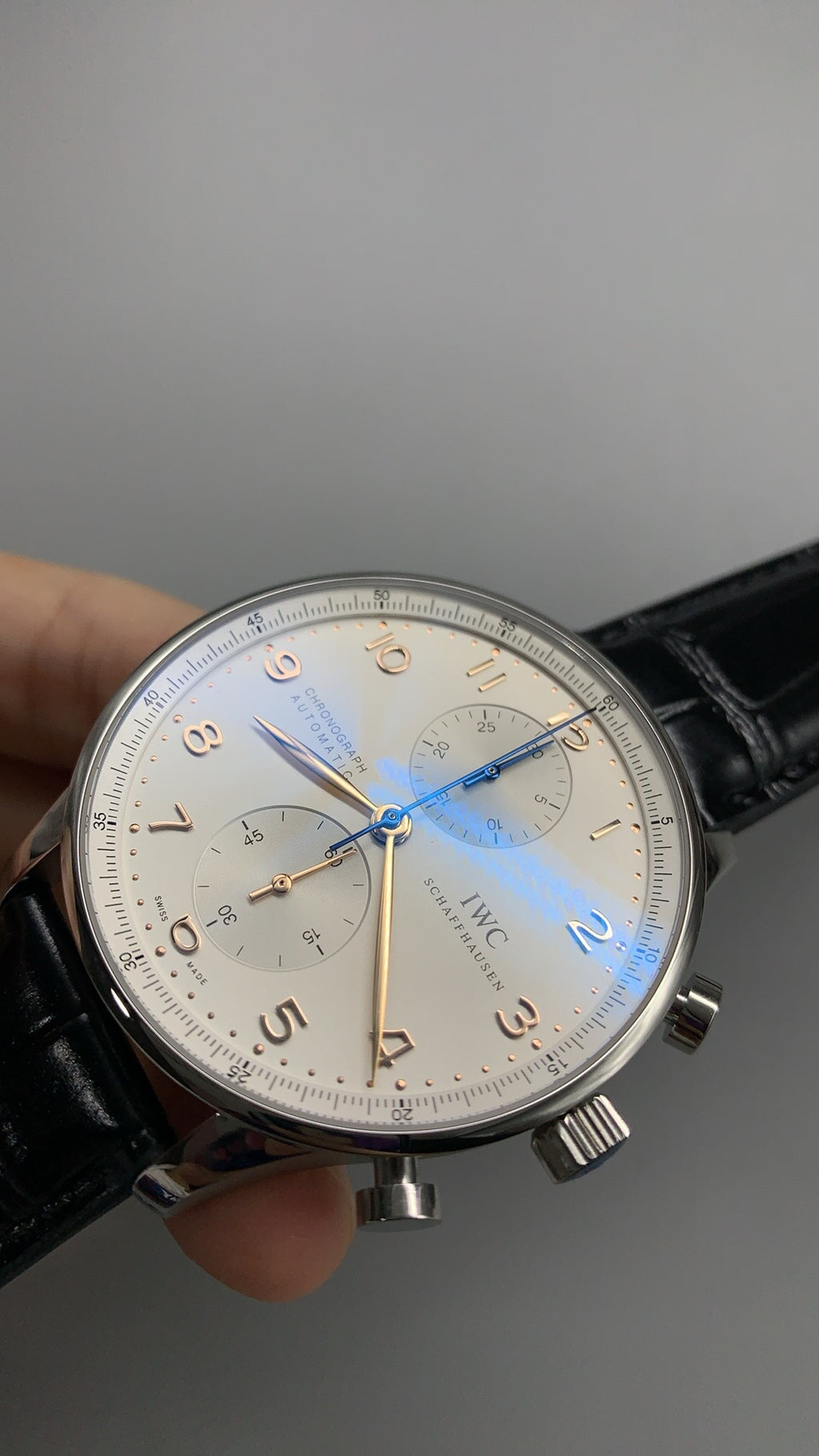 IWC Portugieser Chronograph | 41MM | ตัวเรือนสแตนเลสสตีล | ฟังก์ชันจับเวลา | หน้าปัดสีขาว | สายหนังจระเข้สีน้ำเงิน | กลไกอัตโนมัติ Cal.69355