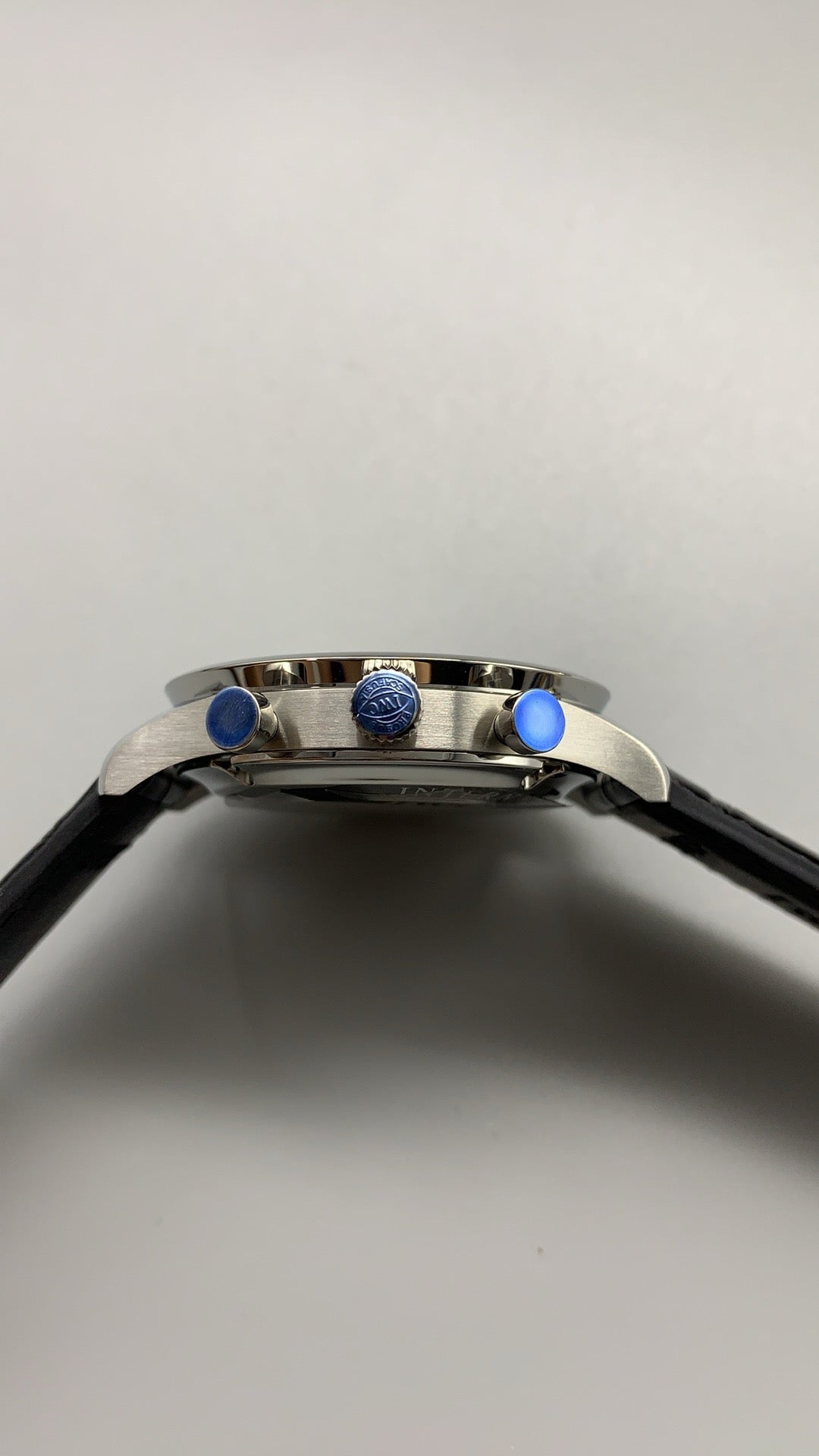 IWC Portugieser Chronograph | 41MM | ตัวเรือนสแตนเลสสตีล | ฟังก์ชันจับเวลา | หน้าปัดสีขาว | สายหนังจระเข้สีน้ำเงิน | กลไกอัตโนมัติ Cal.69355