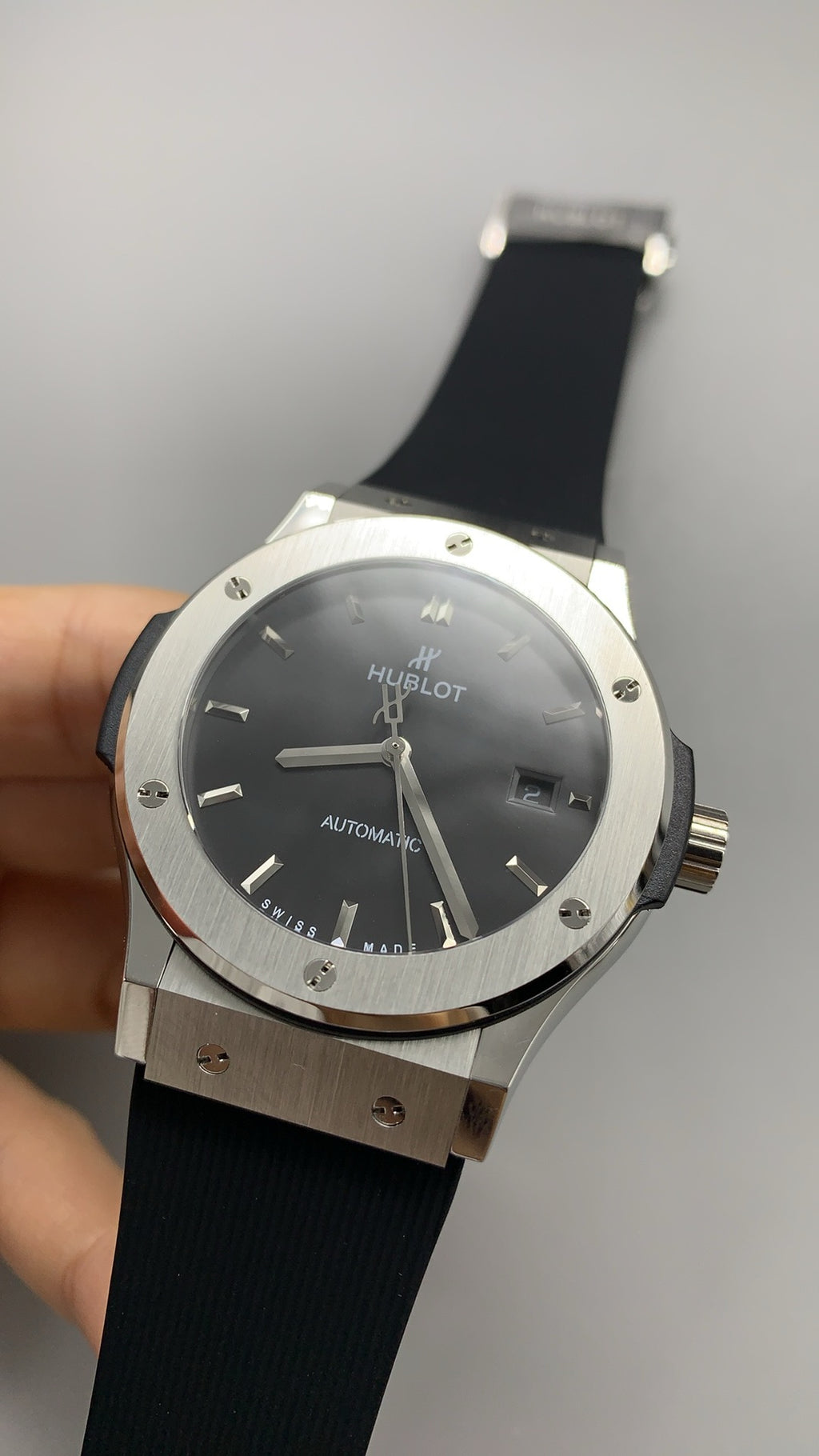 Hublot Classic Fusion | 42MM | ตัวเรือนไทเทเนียม/สแตนเลสสตีล | หน้าปัดสีดำเรียบหรู | กลไกอัตโนมัติ HUB1110