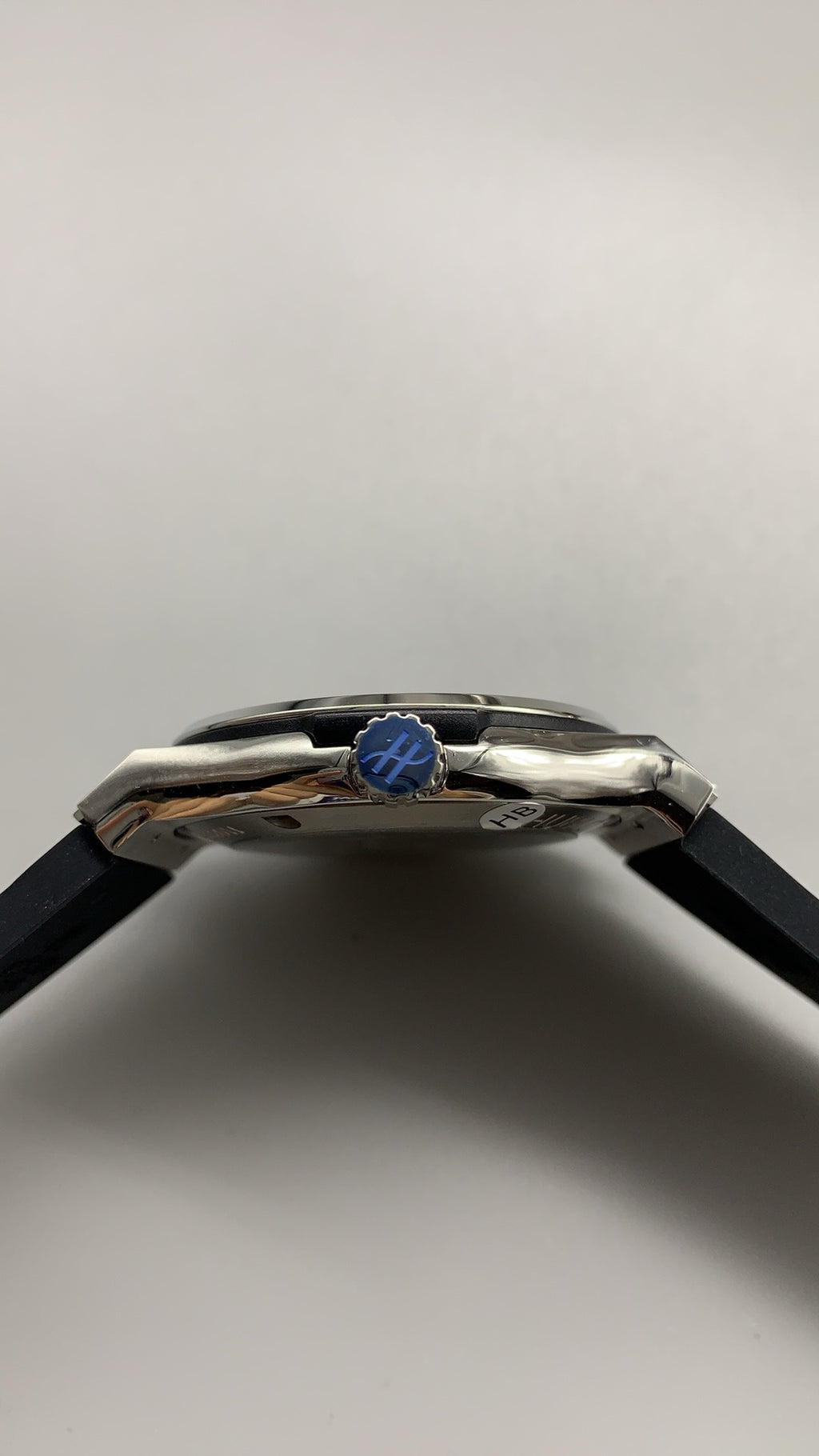 Hublot Classic Fusion | 42MM | ตัวเรือนไทเทเนียม/สแตนเลสสตีล | หน้าปัดสีดำเรียบหรู | กลไกอัตโนมัติ HUB1110