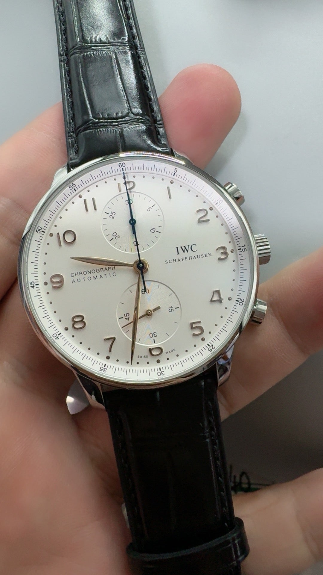 IWC Portugieser Chronograph | 41MM | ตัวเรือนสแตนเลสสตีล | ฟังก์ชันจับเวลา | หน้าปัดสีขาว | สายหนังจระเข้สีน้ำเงิน | กลไกอัตโนมัติ Cal.69355