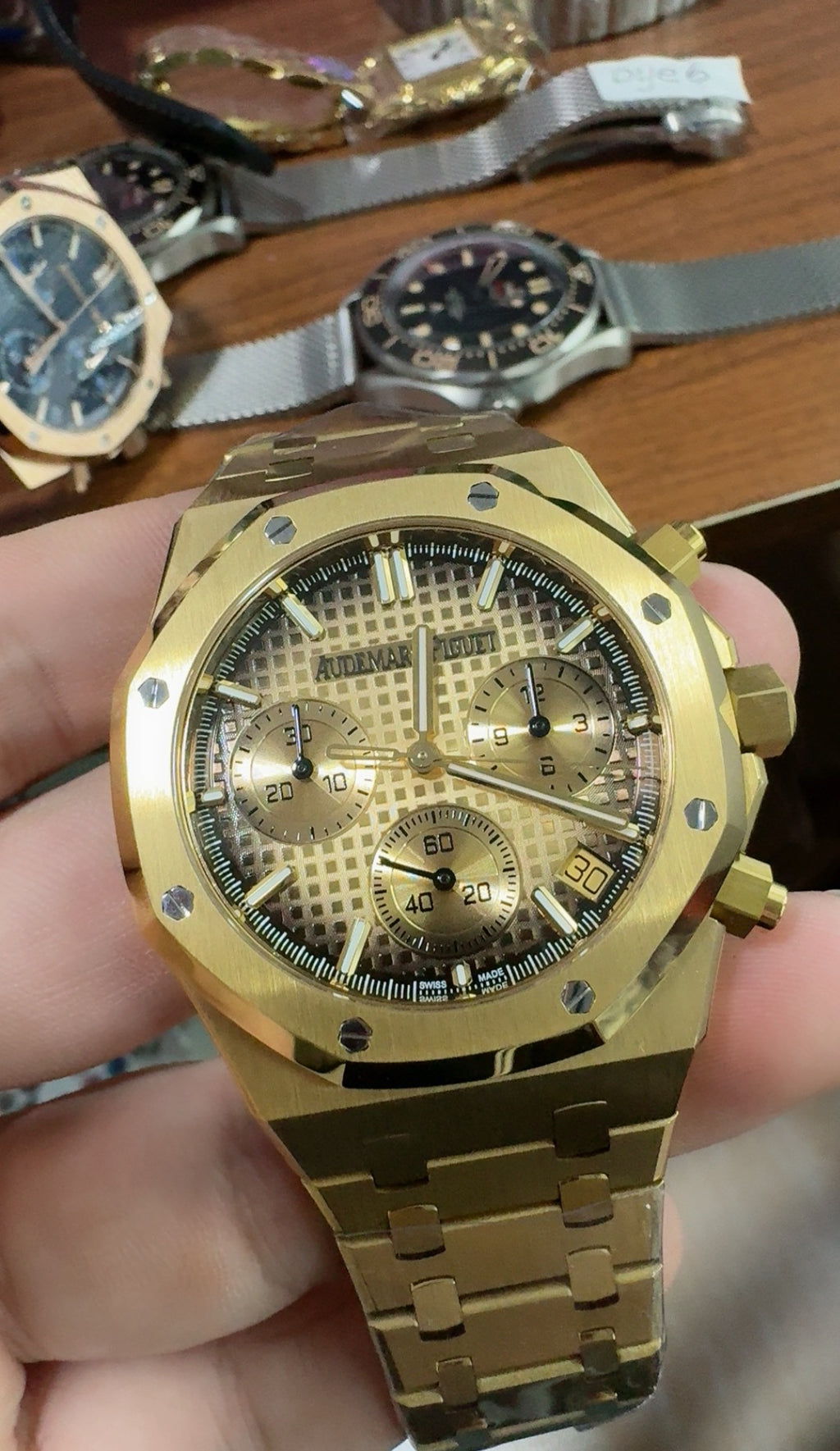 Audemars Piguet Royal Oak 26240 | 41MM | ตัวเรือนสแตนเลสสตีลเคลือบสีทองแบบ PVD | หน้าปัดสีดำไล่เฉดควันทอง (Smoked Black) | จับเวลา Chronograph | กลไกอัตโนมัติ Cal.4401