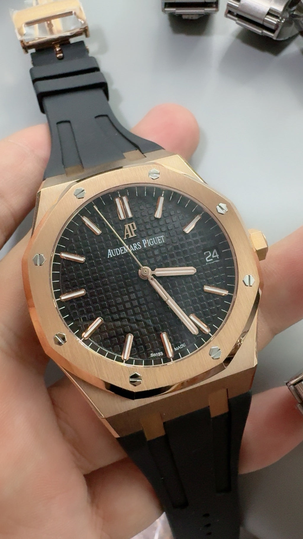 Audemars Piguet Royal Oak 15500 | 41MM | ตัวเรือนสแตนเลสสตีลเคลือบสีโรสโกลด์แบบ PVD | หน้าปัดสีดำ | สายยาง | กลไกอัตโนมัติ Cal.4302