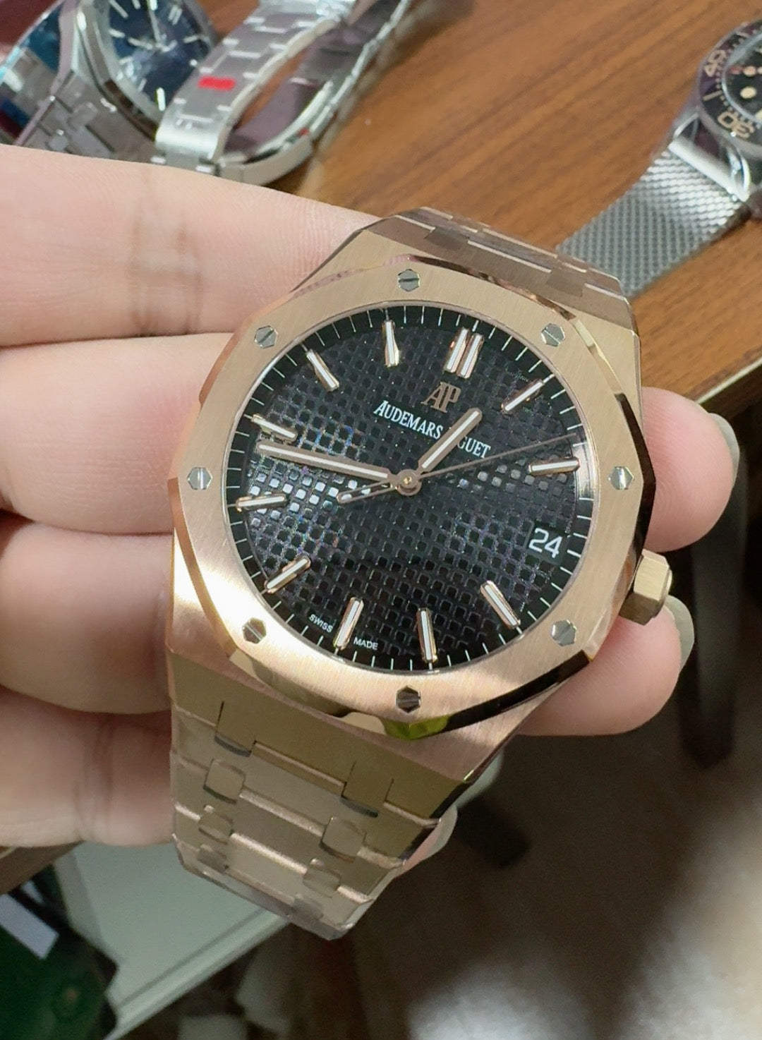 Audemars Piguet Royal Oak 15500 | 41MM | ตัวเรือนสแตนเลสสตีลเคลือบสีโรสโกลด์ PVD | หน้าปัดสีดำ | กลไกอัตโนมัติ Cal.4302