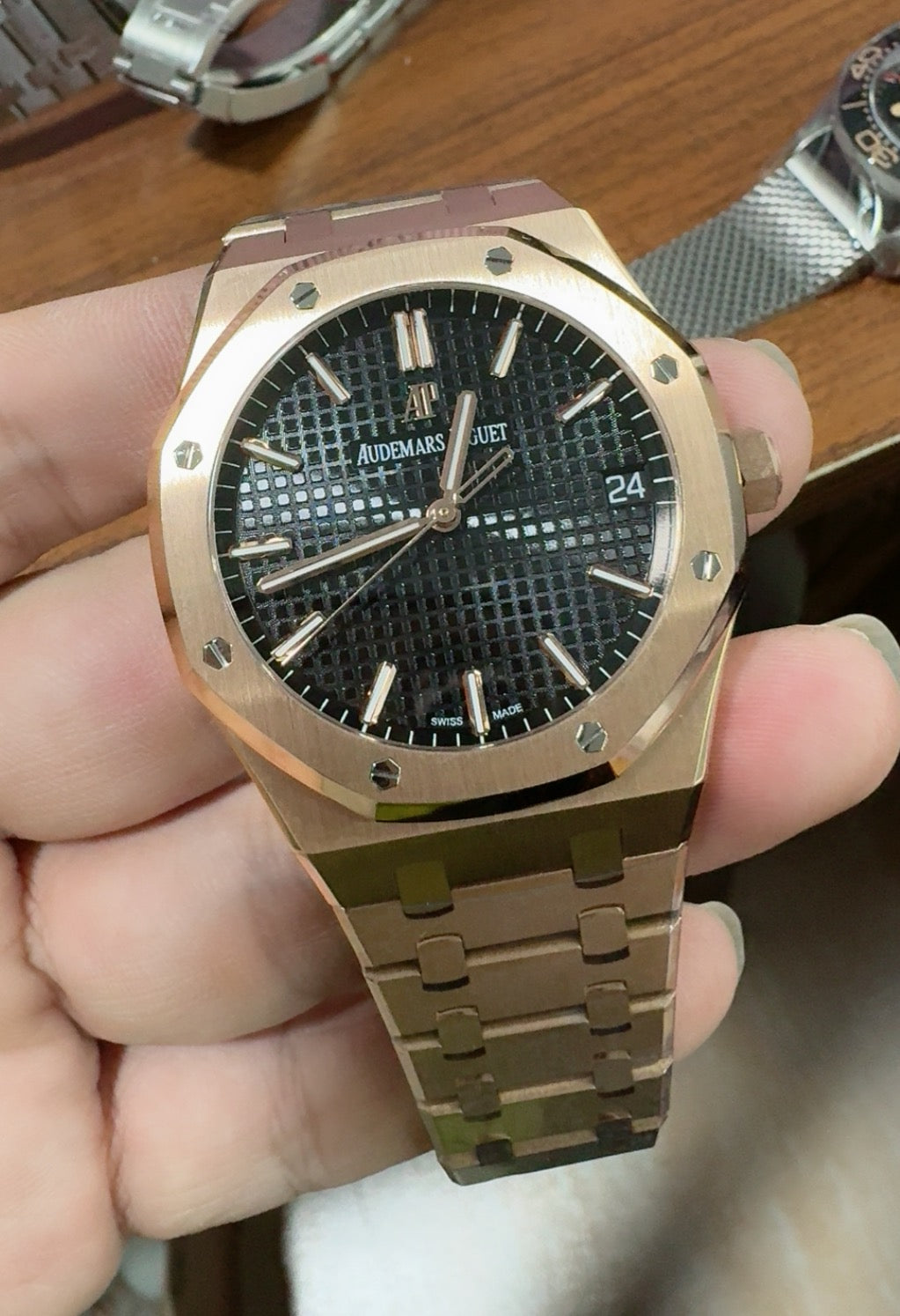 Audemars Piguet Royal Oak 15500 | 41MM | ตัวเรือนสแตนเลสสตีลเคลือบสีโรสโกลด์ PVD | หน้าปัดสีดำ | กลไกอัตโนมัติ Cal.4302