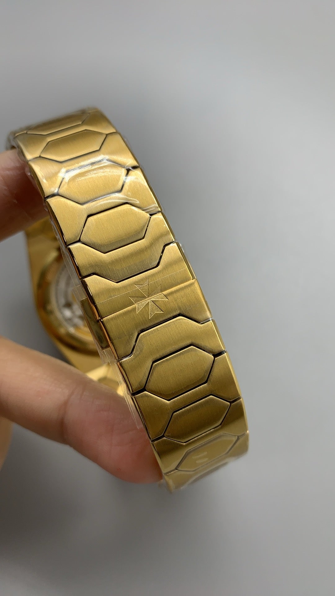 Vacheron Constantin Historiques 222 | 37MM | ตัวเรือนสแตนเลสสตีลเคลือบสีทองแบบ PVD | หน้าปัดสีทองแชมเปญ | กลไกอัตโนมัติ Cal.2455/2