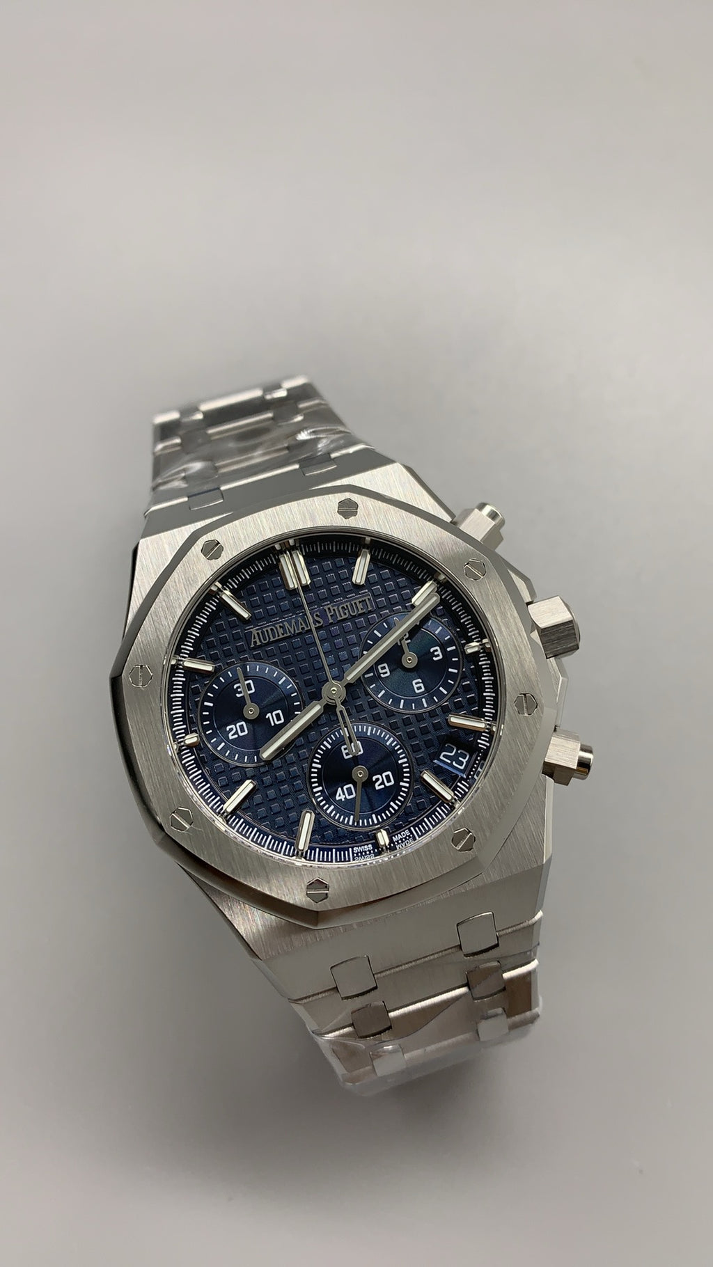 Audemars Piguet Royal Oak 26240ST | 41MM | ตัวเรือนสแตนเลสสตีล | หน้าปัดไล่เฉดสีน้ำเงิน | จับเวลา Chronograph | กลไกอัตโนมัติ Cal.4401