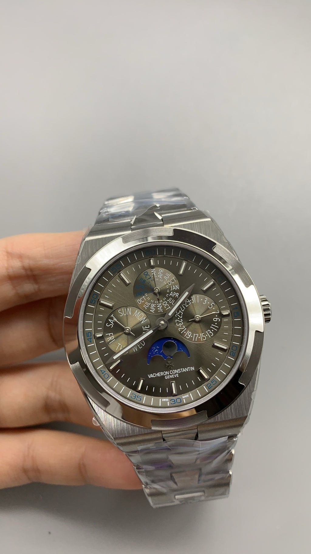 Vacheron Constantin Overseas Perpetual Calendar | 41.5MM | ตัวเรือนสแตนเลสสตีล | ปฏิทินถาวร + ข้างขึ้นข้างแรม | กลไกอัตโนมัติ Cal.1120 QP/1