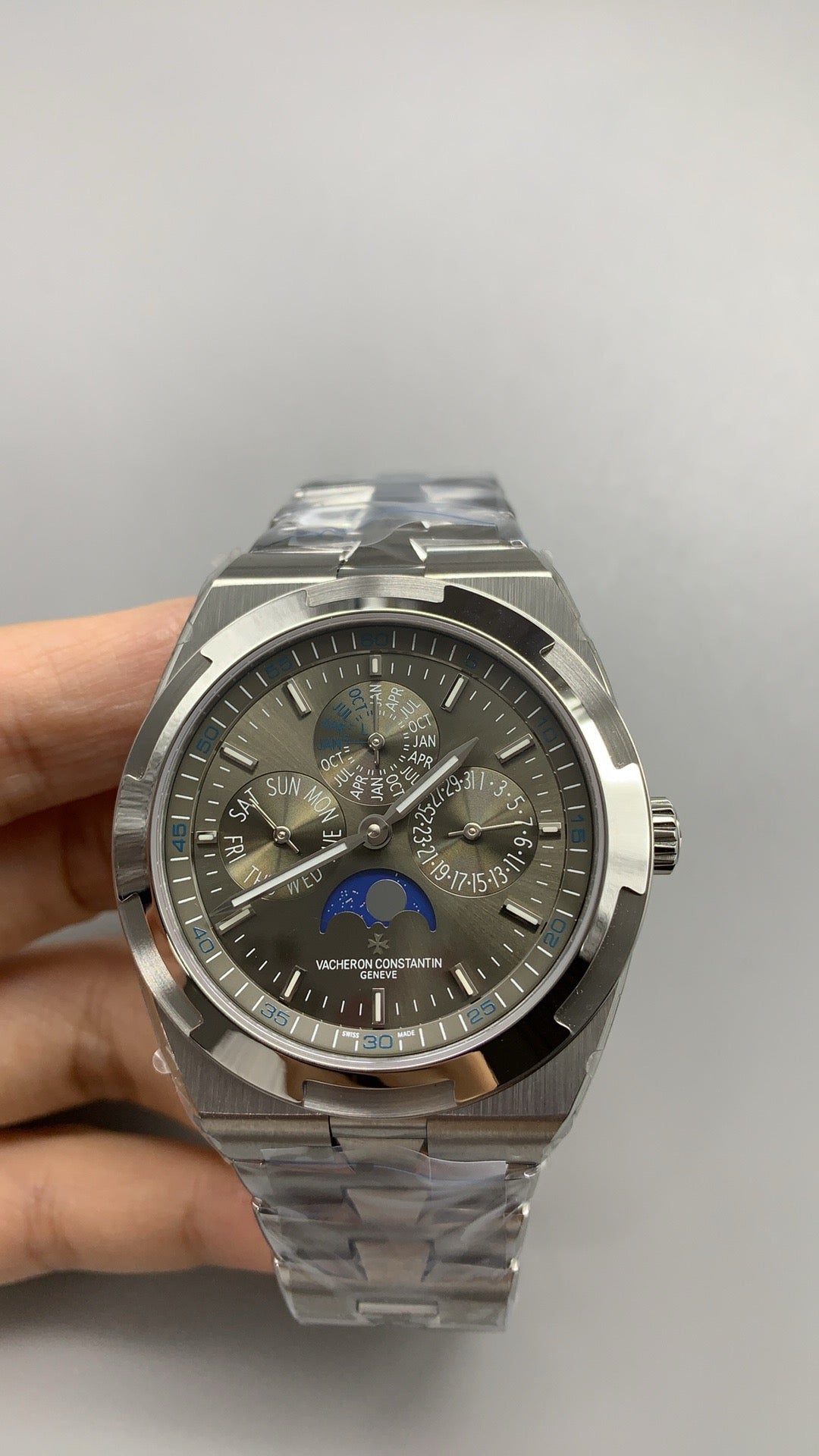 Vacheron Constantin Overseas Perpetual Calendar | 41.5MM | ตัวเรือนสแตนเลสสตีล | ปฏิทินถาวร + ข้างขึ้นข้างแรม | กลไกอัตโนมัติ Cal.1120 QP/1