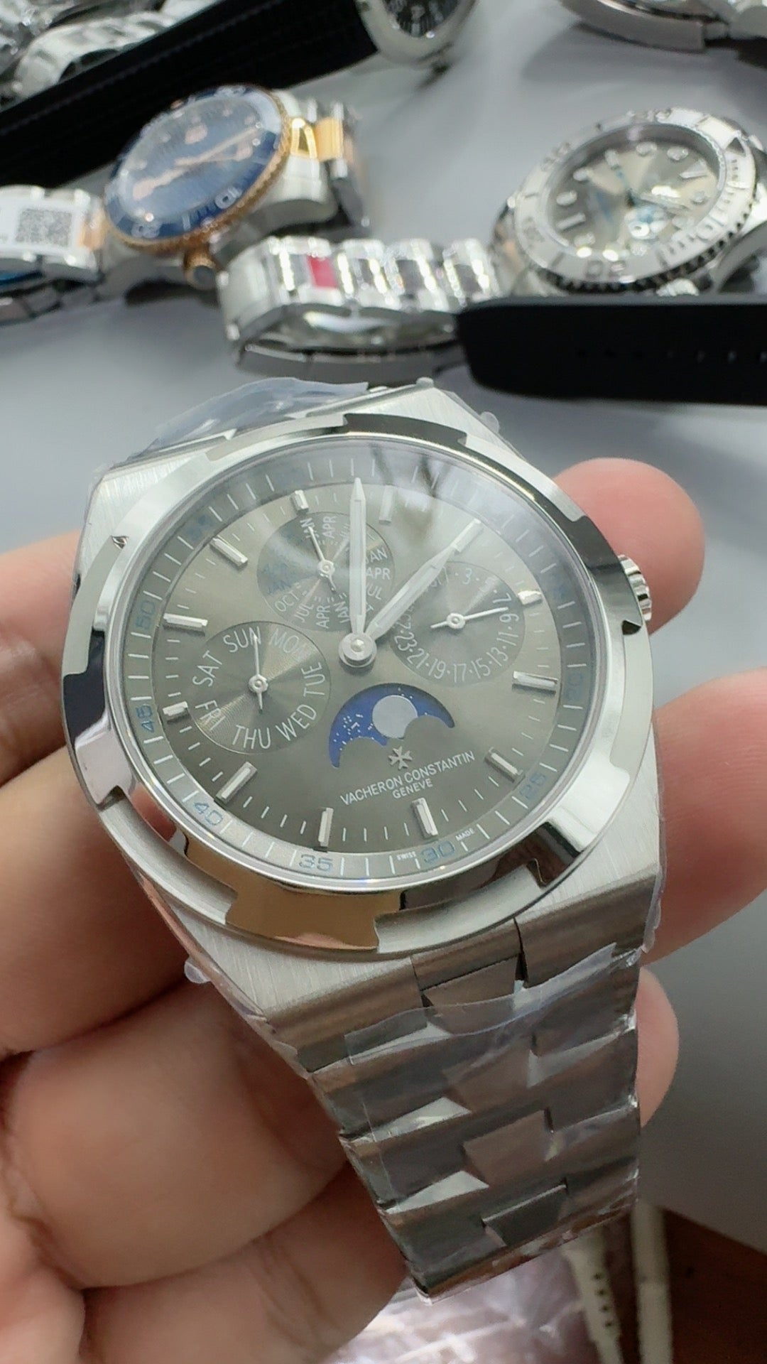 Vacheron Constantin Overseas Perpetual Calendar | 41.5MM | ตัวเรือนสแตนเลสสตีล | ปฏิทินถาวร + ข้างขึ้นข้างแรม | กลไกอัตโนมัติ Cal.1120 QP/1