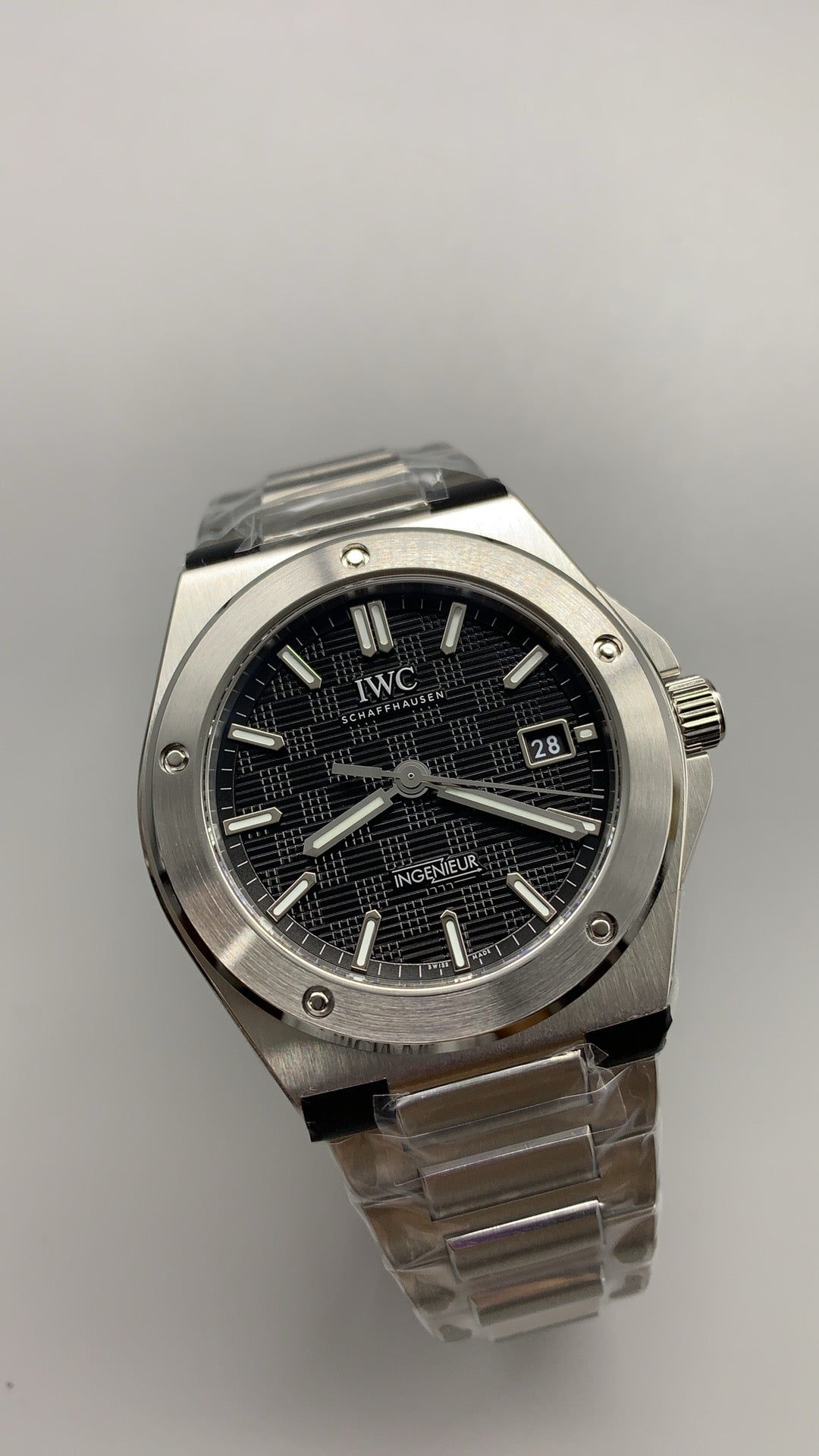 IWC Ingenieur Automatic 40 | 40MM | ตัวเรือนสแตนเลสสตีล | ฟังก์ชันวันที่ | หน้าปัดสีดำ | สายเหล็กสแตนเลส | กลไกอัตโนมัติ Cal.32111