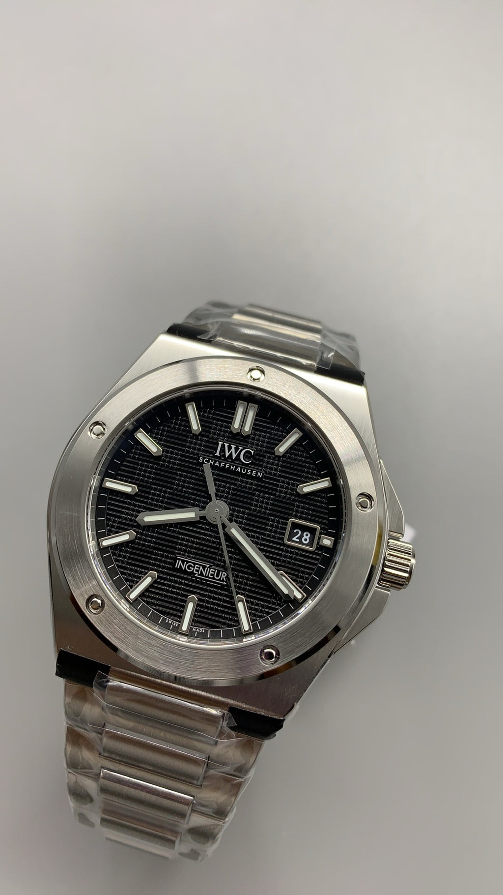 IWC Ingenieur Automatic 40 | 40MM | ตัวเรือนสแตนเลสสตีล | ฟังก์ชันวันที่ | หน้าปัดสีดำ | สายเหล็กสแตนเลส | กลไกอัตโนมัติ Cal.32111